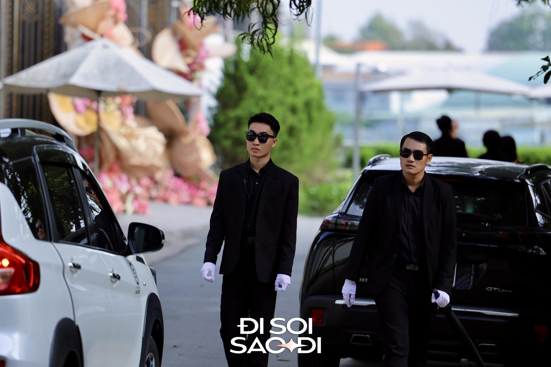 Toàn cảnh đám cưới xa hoa của Tiên Nguyễn: Cô dâu đeo kim cương, ngồi Rolls-Royce về nhà chồng, Hà Tăng và cả gia đình tỷ phú góp mặt!- Ảnh 28. Toàn cảnh đám cưới xa hoa của Tiên Nguyễn: Cô dâu đeo kim cương, ngồi Rolls-Royce về nhà chồng, Hà Tăng và cả gia đình tỷ phú góp mặt!- Ảnh 28.