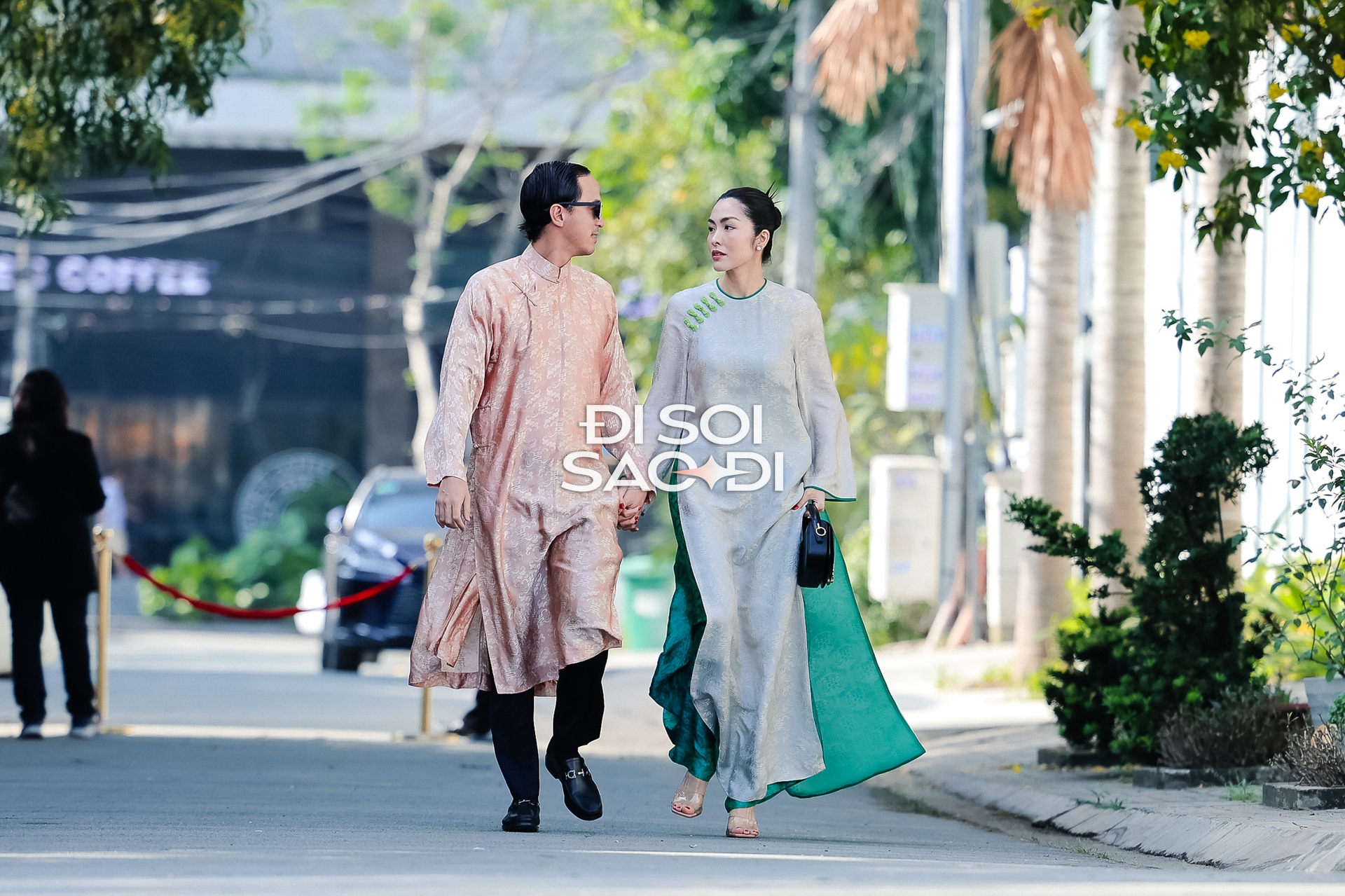 Đám cưới Tiên Nguyễn: Hà Tăng và chồng tay trong tay, phu nhân Thuỷ Tiên diện áo dài tất bật- Ảnh 2. Đám cưới Tiên Nguyễn: Hà Tăng và chồng tay trong tay, phu nhân Thuỷ Tiên diện áo dài tất bật- Ảnh 2.