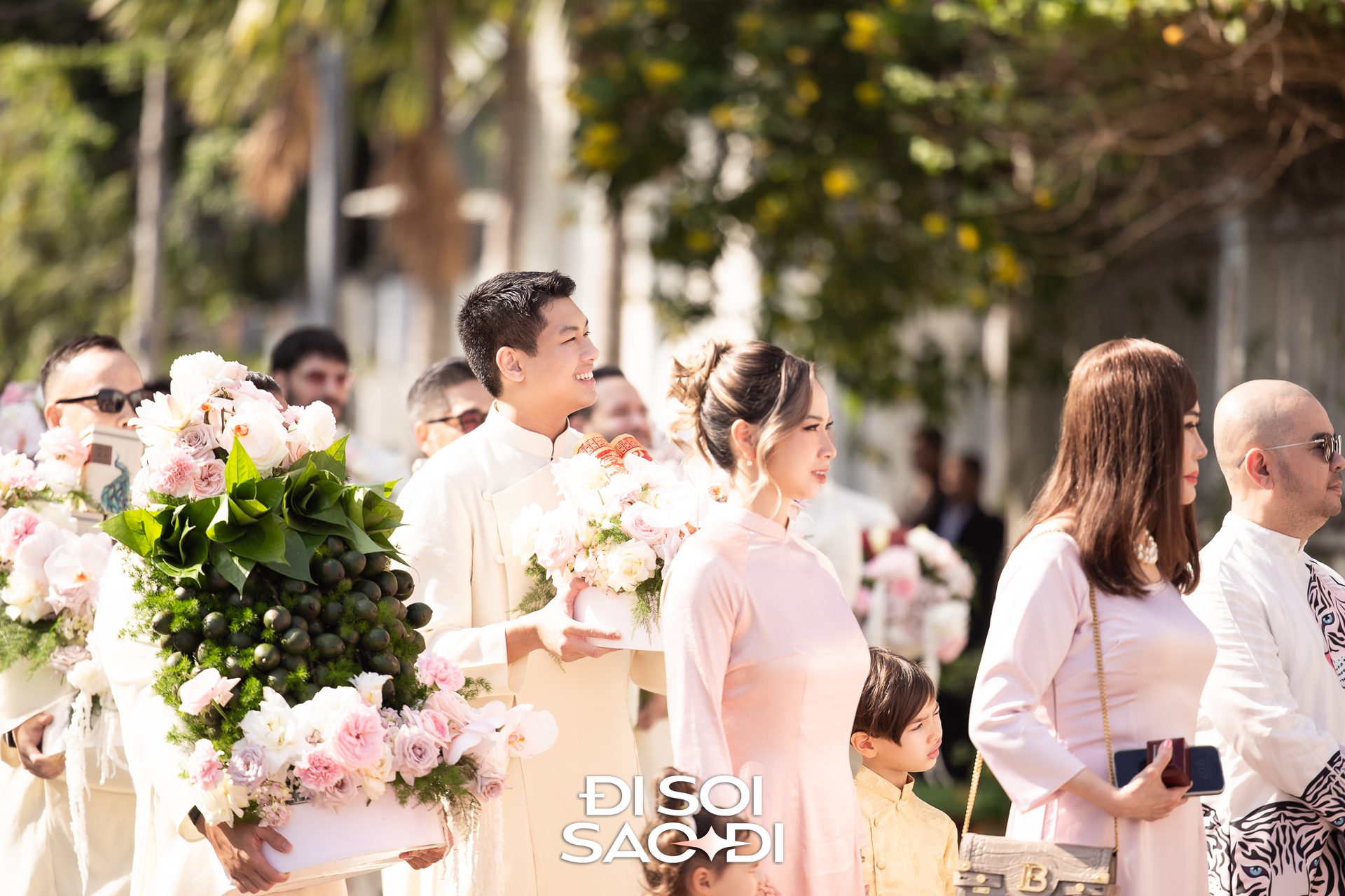 Toàn cảnh đám cưới xa hoa của Tiên Nguyễn: Cô dâu đeo kim cương, ngồi Rolls-Royce về nhà chồng, Hà Tăng và cả gia đình tỷ phú góp mặt!- Ảnh 23. Toàn cảnh đám cưới xa hoa của Tiên Nguyễn: Cô dâu đeo kim cương, ngồi Rolls-Royce về nhà chồng, Hà Tăng và cả gia đình tỷ phú góp mặt!- Ảnh 23.