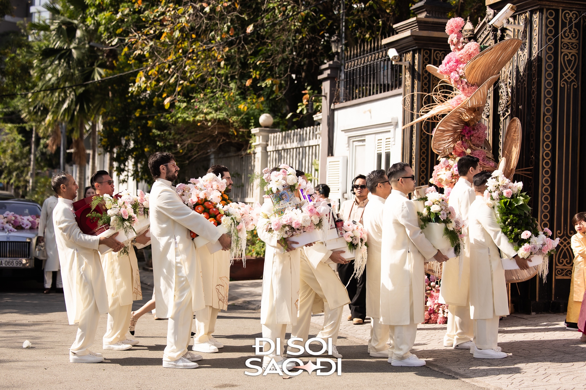 Toàn cảnh đám cưới xa hoa của Tiên Nguyễn: Cô dâu đeo kim cương, ngồi Rolls-Royce về nhà chồng, Hà Tăng và cả gia đình tỷ phú góp mặt!- Ảnh 21. Toàn cảnh đám cưới xa hoa của Tiên Nguyễn: Cô dâu đeo kim cương, ngồi Rolls-Royce về nhà chồng, Hà Tăng và cả gia đình tỷ phú góp mặt!- Ảnh 21.
