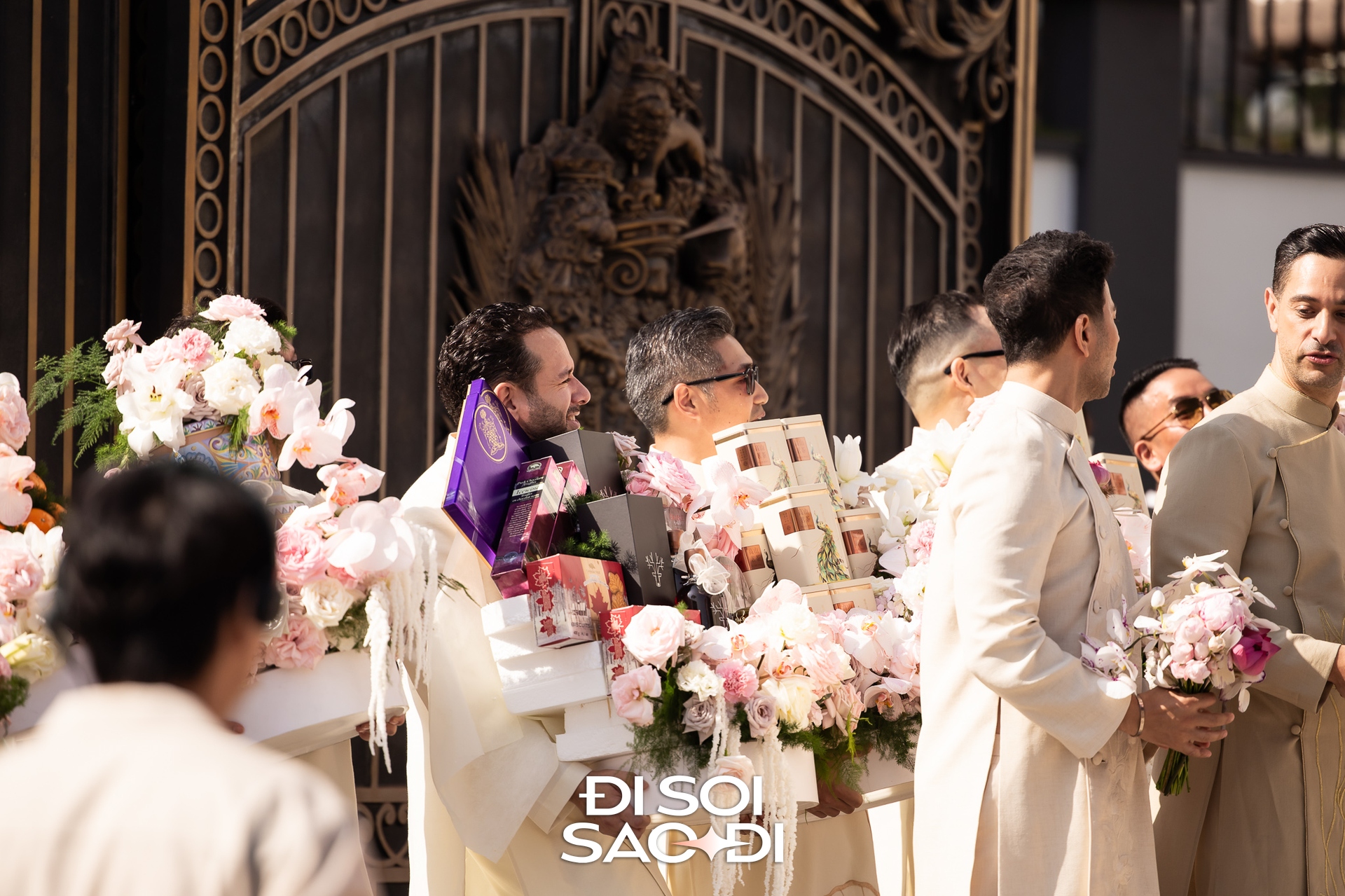 Toàn cảnh đám cưới xa hoa của Tiên Nguyễn: Cô dâu đeo kim cương, ngồi Rolls-Royce về nhà chồng, Hà Tăng và cả gia đình tỷ phú góp mặt!- Ảnh 19. Toàn cảnh đám cưới xa hoa của Tiên Nguyễn: Cô dâu đeo kim cương, ngồi Rolls-Royce về nhà chồng, Hà Tăng và cả gia đình tỷ phú góp mặt!- Ảnh 19.