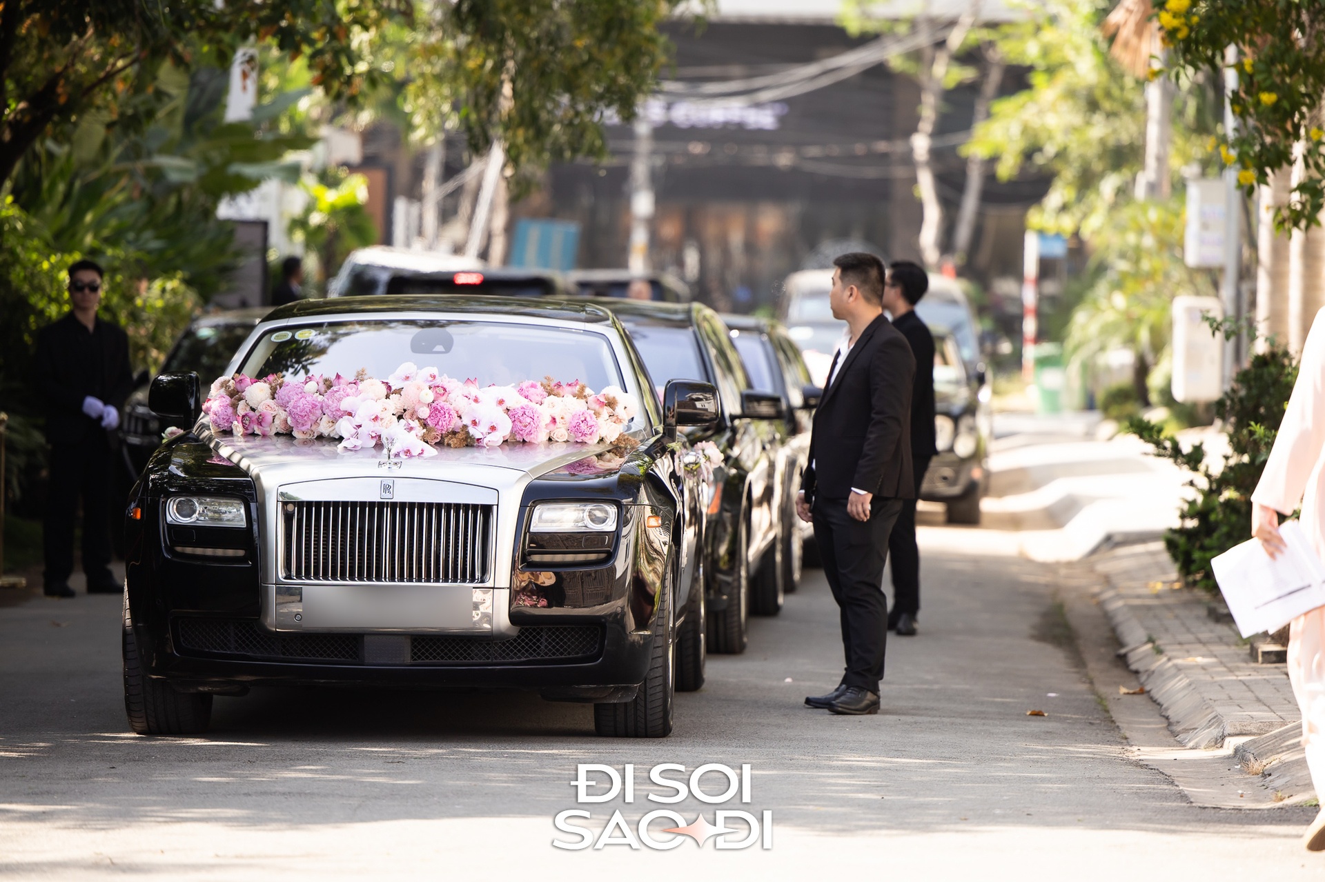 Toàn cảnh đám cưới xa hoa của Tiên Nguyễn: Cô dâu đeo kim cương, ngồi Rolls-Royce về nhà chồng, Hà Tăng và cả gia đình tỷ phú góp mặt!- Ảnh 13. Toàn cảnh đám cưới xa hoa của Tiên Nguyễn: Cô dâu đeo kim cương, ngồi Rolls-Royce về nhà chồng, Hà Tăng và cả gia đình tỷ phú góp mặt!- Ảnh 13.