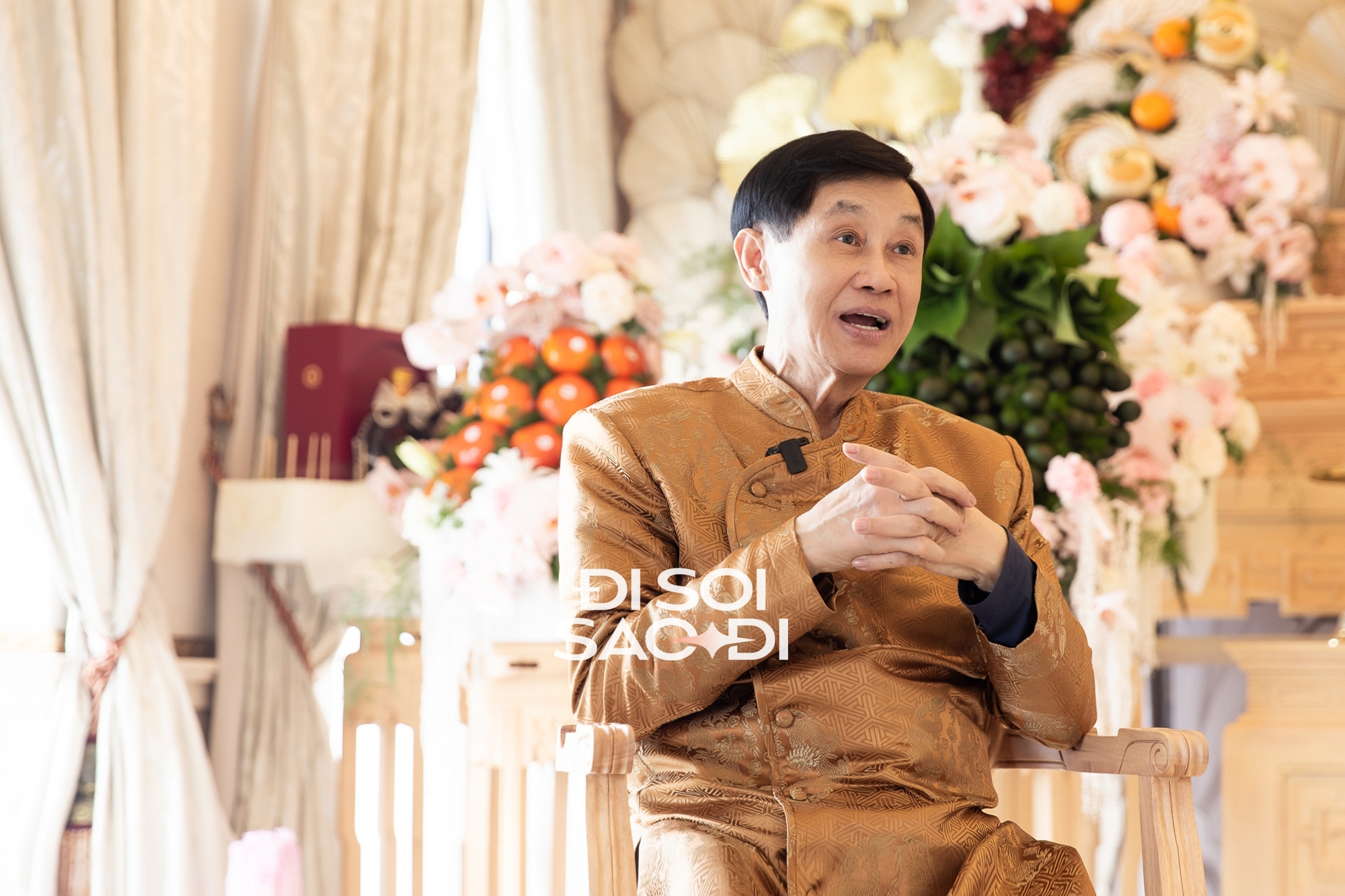 Lần đầu chia sẻ chuyện gả con, vợ chồng tỷ phú Johnathan Hạnh Nguyễn rớm nước mắt: “Con hứa mỗi tuần về thăm 3 lần, về ăn cơm nhà"- Ảnh 1. Lần đầu chia sẻ chuyện gả con, vợ chồng tỷ phú Johnathan Hạnh Nguyễn rớm nước mắt: “Con hứa mỗi tuần về thăm 3 lần, về ăn cơm nhà"- Ảnh 1.