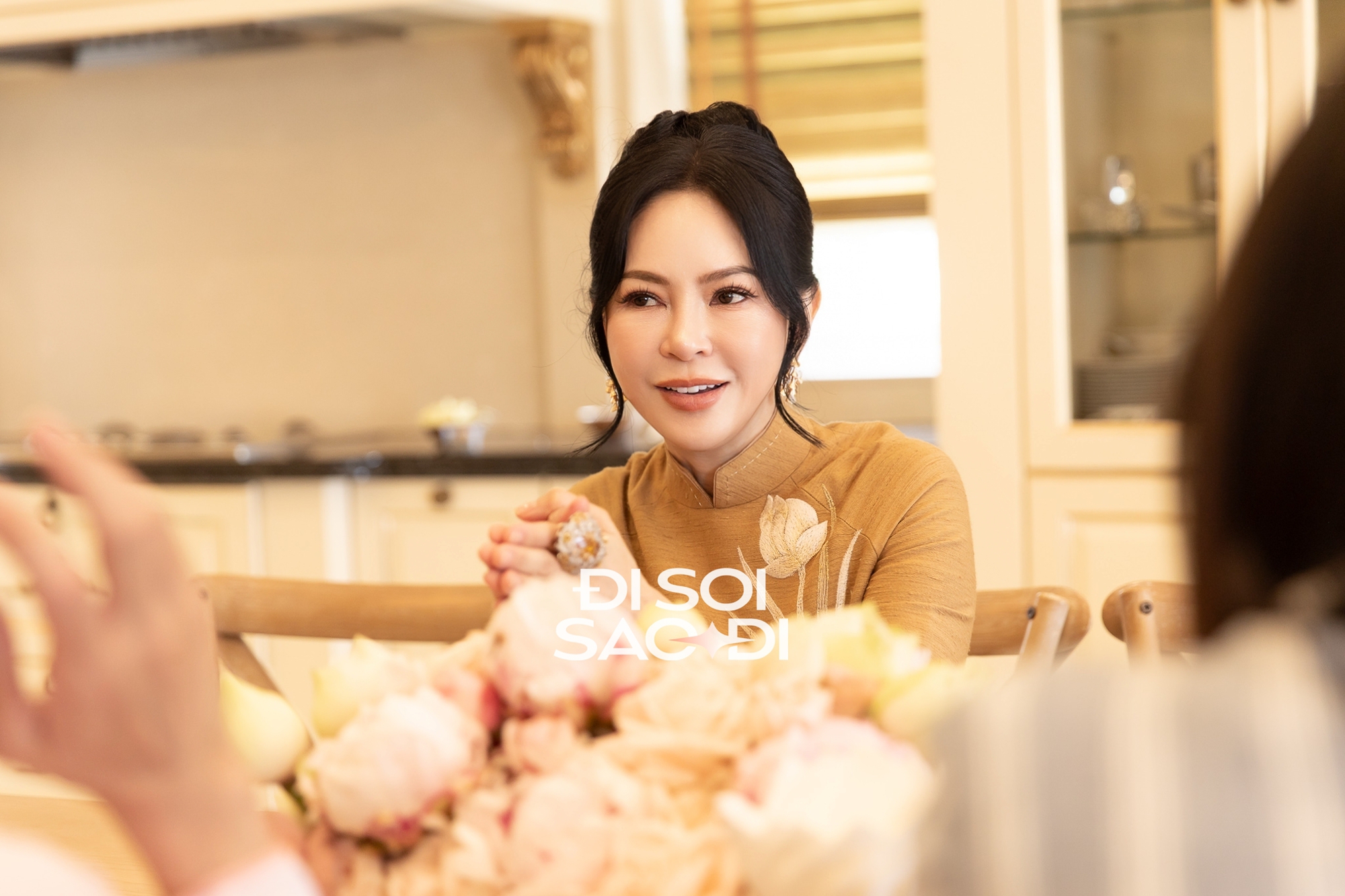 Lần đầu chia sẻ chuyện gả con, vợ chồng tỷ phú Johnathan Hạnh Nguyễn rớm nước mắt: “Con hứa mỗi tuần về thăm 3 lần, về ăn cơm nhà"- Ảnh 6. Lần đầu chia sẻ chuyện gả con, vợ chồng tỷ phú Johnathan Hạnh Nguyễn rớm nước mắt: “Con hứa mỗi tuần về thăm 3 lần, về ăn cơm nhà"- Ảnh 6.