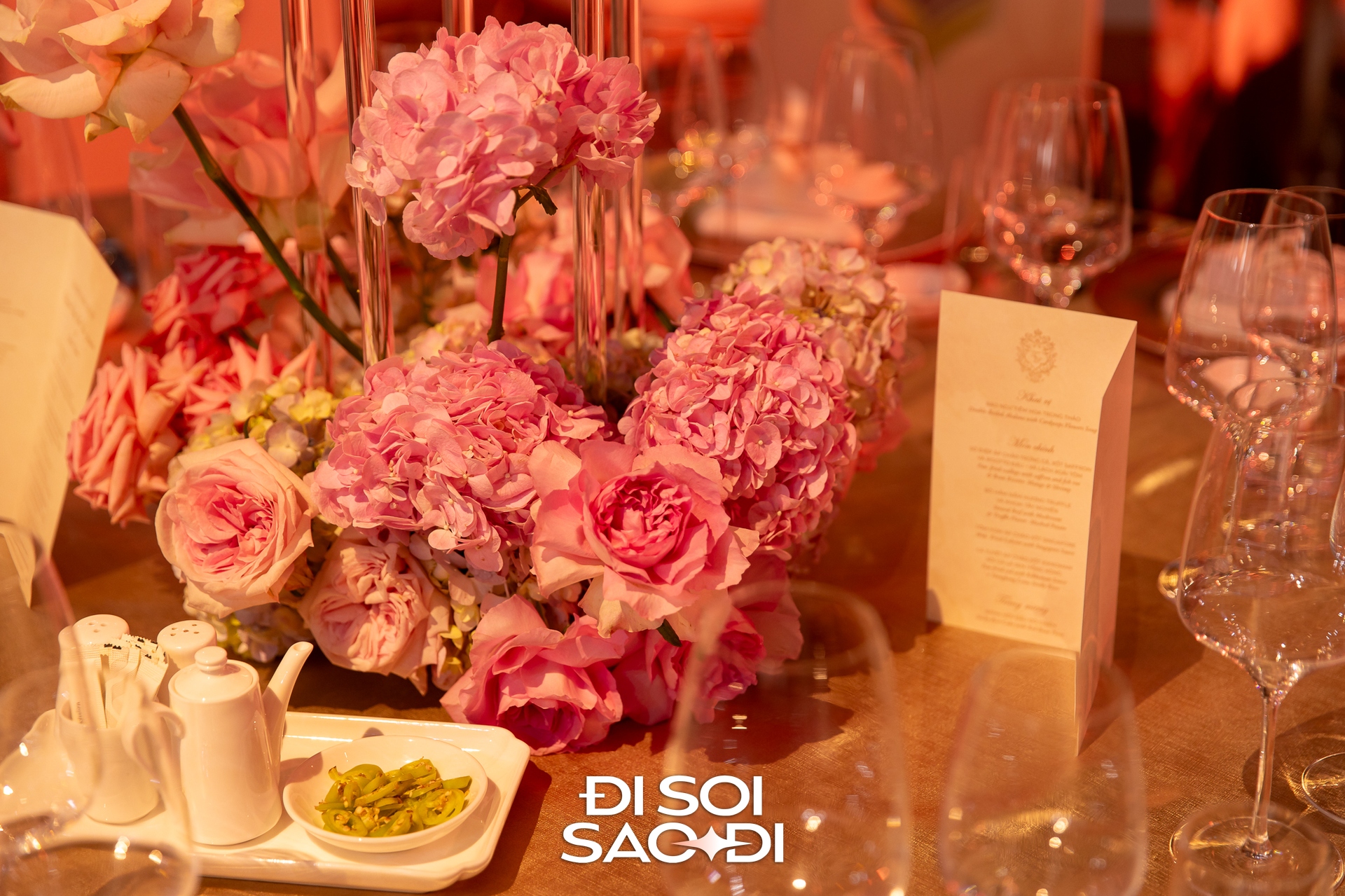 Toàn cảnh siêu lễ cưới của Tiên Nguyễn và chồng gốc Dubai: Cô dâu chú rể tình tứ, gia đình tỷ phú đến dàn khách mời "quá vuýp"!- Ảnh 35. Toàn cảnh siêu lễ cưới của Tiên Nguyễn và chồng gốc Dubai: Cô dâu chú rể tình tứ, gia đình tỷ phú đến dàn khách mời "quá vuýp"!- Ảnh 35.