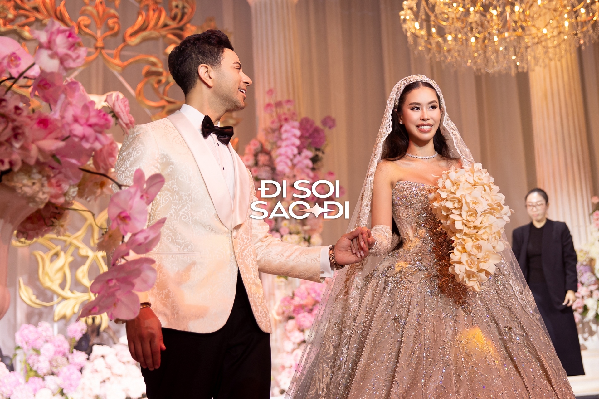 Ca sĩ mở m&agrave;n h&ocirc;n lễ bạc tỷ của Ti&ecirc;n Nguyễn v&agrave; chồng gốc Dubai: Giọng ngọt như "m&iacute;a l&ugrave;i", h&aacute;t t&igrave;nh ca qu&aacute; hợp!- Ảnh 2.