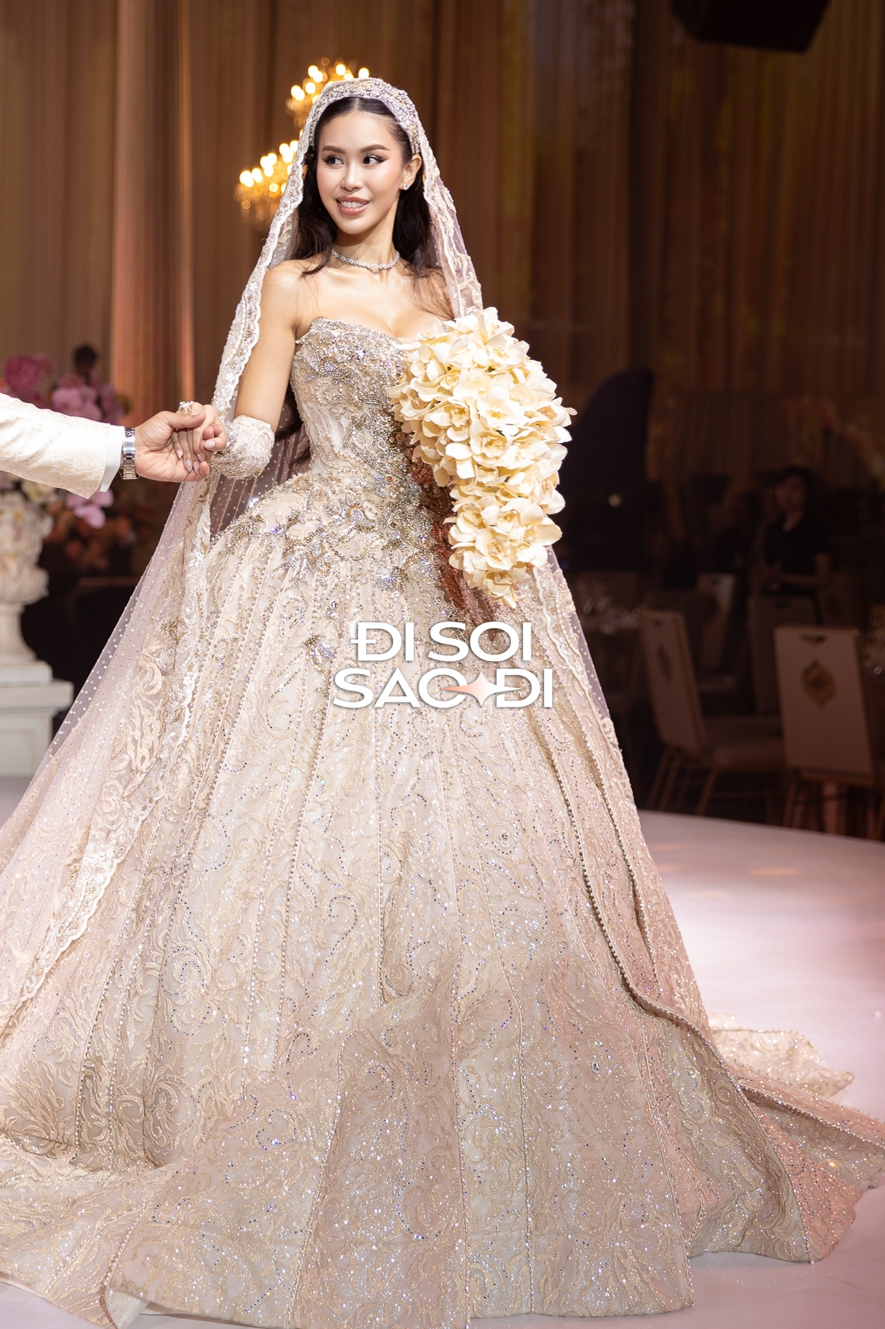 Ca sĩ mở m&agrave;n h&ocirc;n lễ bạc tỷ của Ti&ecirc;n Nguyễn v&agrave; chồng gốc Dubai: Giọng ngọt như "m&iacute;a l&ugrave;i", h&aacute;t t&igrave;nh ca qu&aacute; hợp!- Ảnh 3.