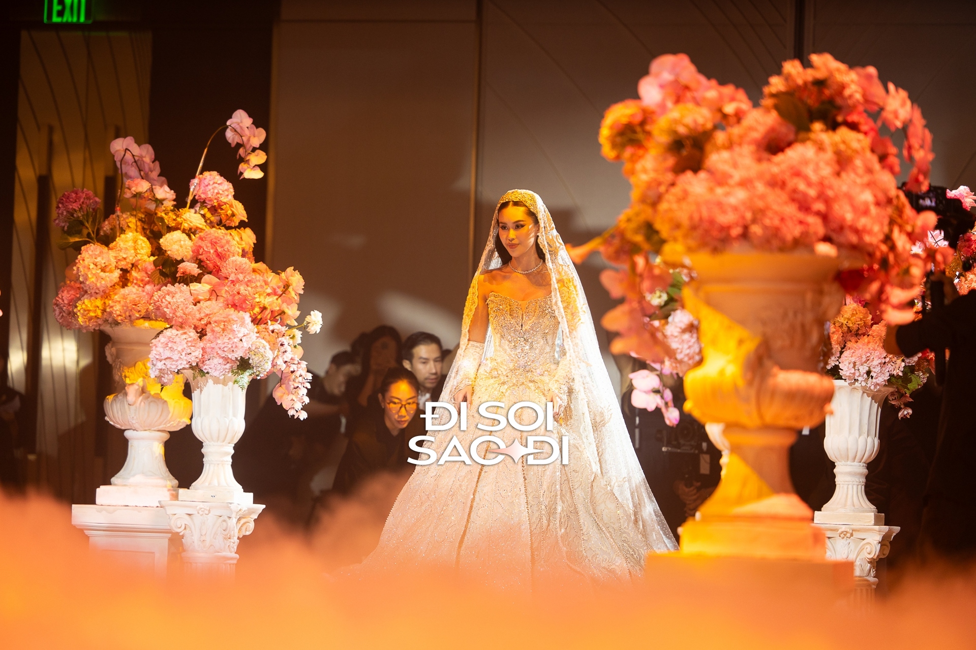 Toàn cảnh siêu lễ cưới của Tiên Nguyễn và chồng gốc Dubai: Cô dâu chú rể tình tứ, gia đình tỷ phú đến dàn khách mời "quá vuýp"!- Ảnh 14. Toàn cảnh siêu lễ cưới của Tiên Nguyễn và chồng gốc Dubai: Cô dâu chú rể tình tứ, gia đình tỷ phú đến dàn khách mời "quá vuýp"!- Ảnh 14.