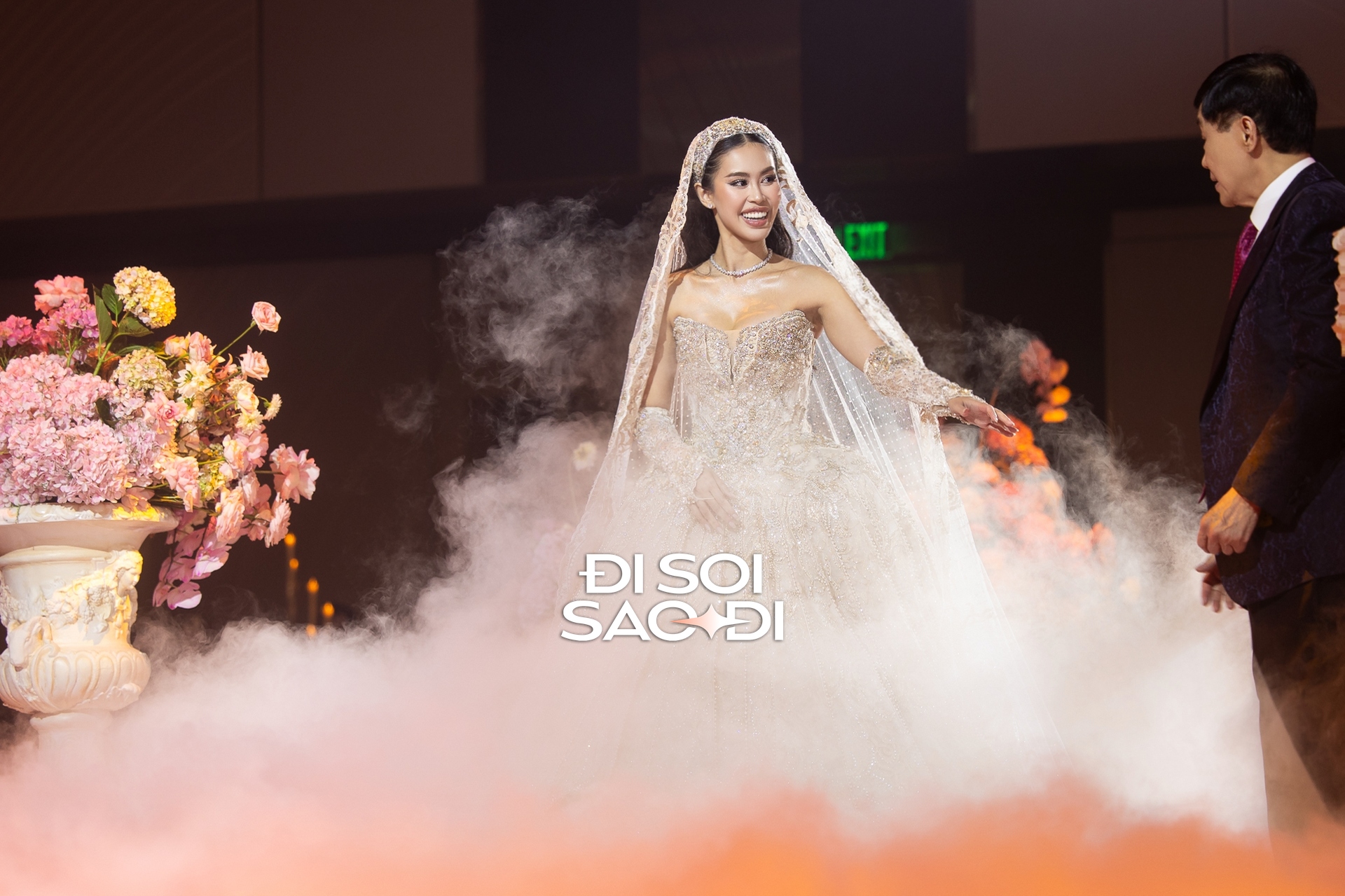 Toàn cảnh siêu lễ cưới của Tiên Nguyễn và chồng gốc Dubai: Cô dâu chú rể tình tứ, gia đình tỷ phú đến dàn khách mời "quá vuýp"!- Ảnh 16. Toàn cảnh siêu lễ cưới của Tiên Nguyễn và chồng gốc Dubai: Cô dâu chú rể tình tứ, gia đình tỷ phú đến dàn khách mời "quá vuýp"!- Ảnh 16.