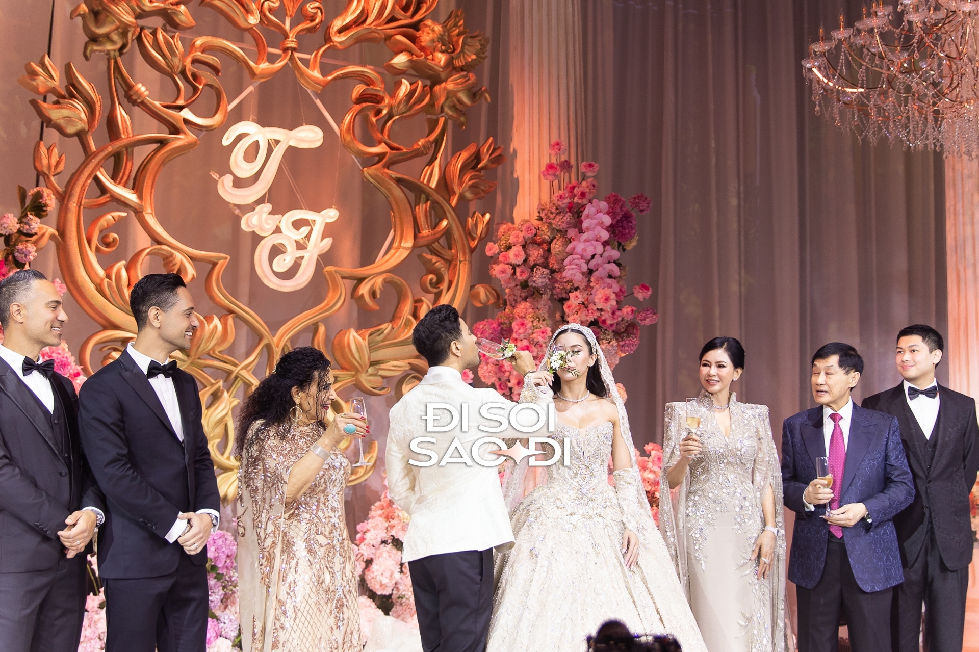 Toàn cảnh siêu lễ cưới của Tiên Nguyễn và chồng gốc Dubai: Cô dâu chú rể tình tứ, gia đình tỷ phú đến dàn khách mời "quá vuýp"!- Ảnh 10. Toàn cảnh siêu lễ cưới của Tiên Nguyễn và chồng gốc Dubai: Cô dâu chú rể tình tứ, gia đình tỷ phú đến dàn khách mời "quá vuýp"!- Ảnh 10.