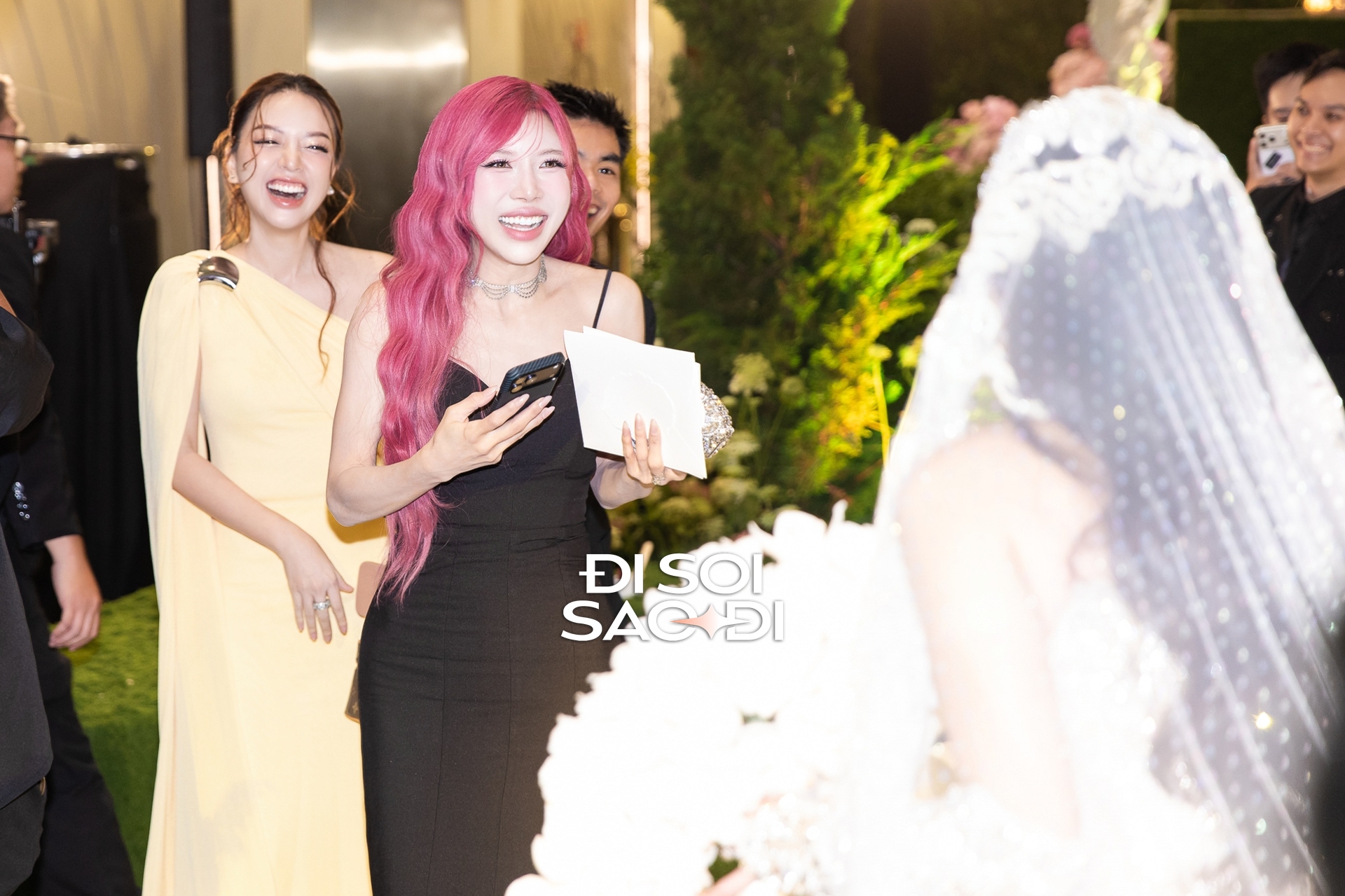 Toàn cảnh siêu lễ cưới của Tiên Nguyễn và chồng gốc Dubai: Cô dâu chú rể tình tứ, gia đình tỷ phú đến dàn khách mời "quá vuýp"!- Ảnh 1. Toàn cảnh siêu lễ cưới của Tiên Nguyễn và chồng gốc Dubai: Cô dâu chú rể tình tứ, gia đình tỷ phú đến dàn khách mời "quá vuýp"!- Ảnh 1.