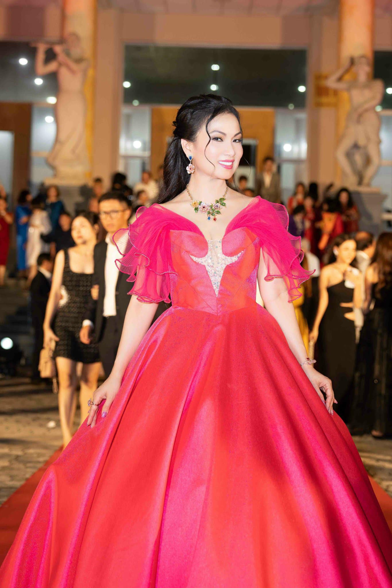 Nhan sắc ca sĩ giàu nhất Việt Nam, sở hữu 35 nghìn tỷ, đi phi cơ riêng, biệt thự có cả nhà hát Opera - Ảnh 11.