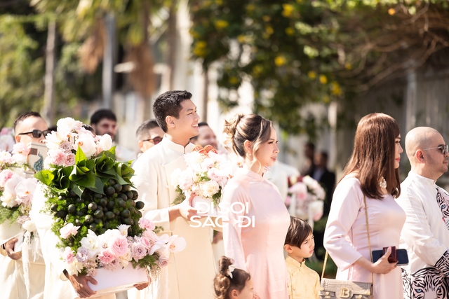 Hiếu Nguyễn s&aacute;ng rực trong d&agrave;n b&ecirc; tr&aacute;p đ&aacute;m cưới Ti&ecirc;n Nguyễn, 1 h&agrave;nh động với anh rể n&oacute;i l&ecirc;n tất cả- Ảnh 5.