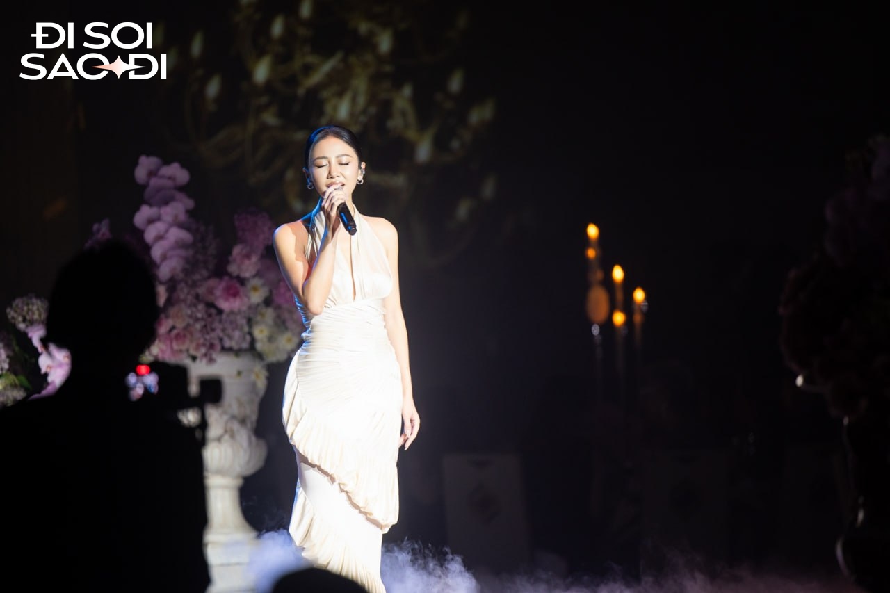 Ca sĩ mở m&agrave;n h&ocirc;n lễ bạc tỷ của Ti&ecirc;n Nguyễn v&agrave; chồng gốc Dubai: Giọng ngọt như "m&iacute;a l&ugrave;i", h&aacute;t t&igrave;nh ca qu&aacute; hợp!- Ảnh 4.