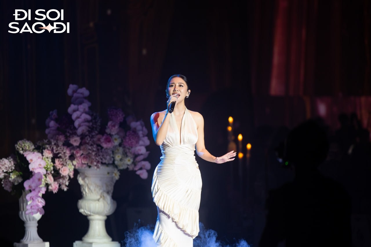 Ca sĩ mở m&agrave;n h&ocirc;n lễ bạc tỷ của Ti&ecirc;n Nguyễn v&agrave; chồng gốc Dubai: Giọng ngọt như "m&iacute;a l&ugrave;i", h&aacute;t t&igrave;nh ca qu&aacute; hợp!- Ảnh 6.