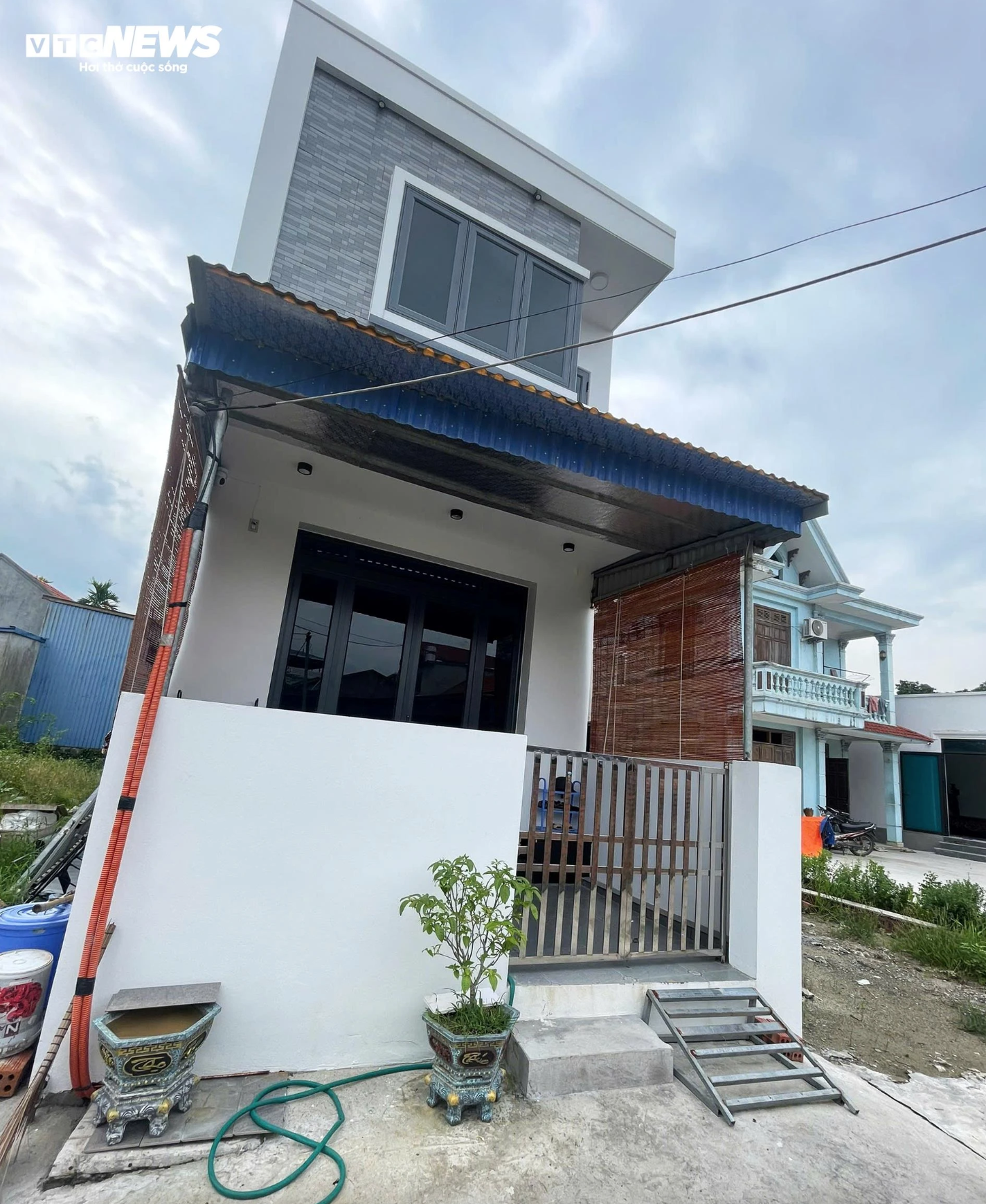 Hình ảnh ngôi nhà xây nhầm ở Hải Phòng được "thần đèn" di chuyển về đúng chỗ, chủ nhà dọn vào ở - Ảnh 4.