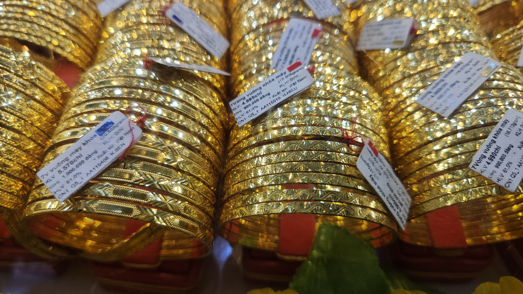 Giá vàng hôm nay 7 - 12: Duy trì đỉnh cao , dự báo tăng tiếp theo - Ảnh 2. Giá vàng hôm nay 7 - 12: Duy trì đỉnh cao , dự báo tăng tiếp theo - Ảnh 2.