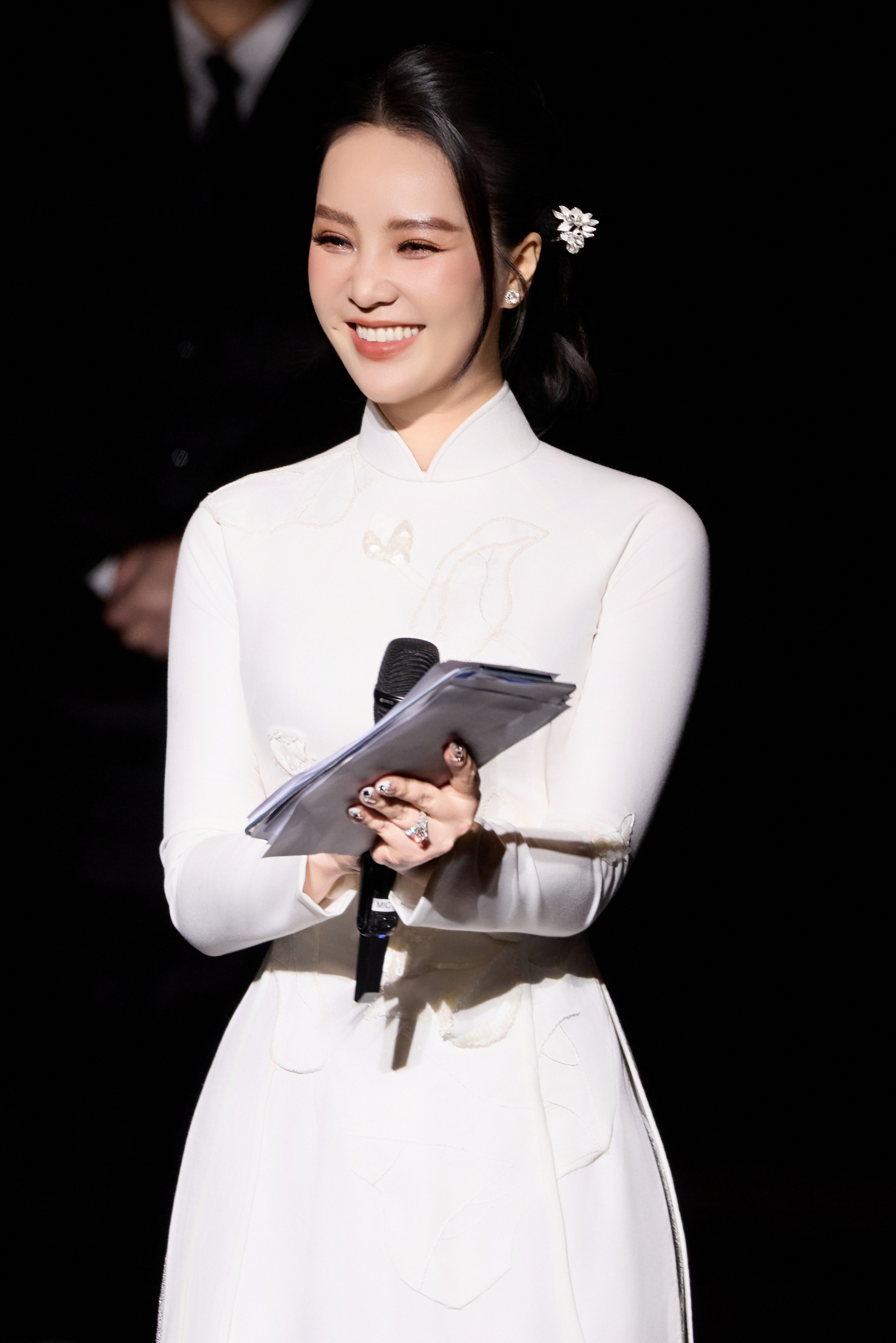 Á hậu Thụy Vân xuất hiện xinh đẹp sau gần 1 năm bí mật sinh con lần 2- Ảnh 1.