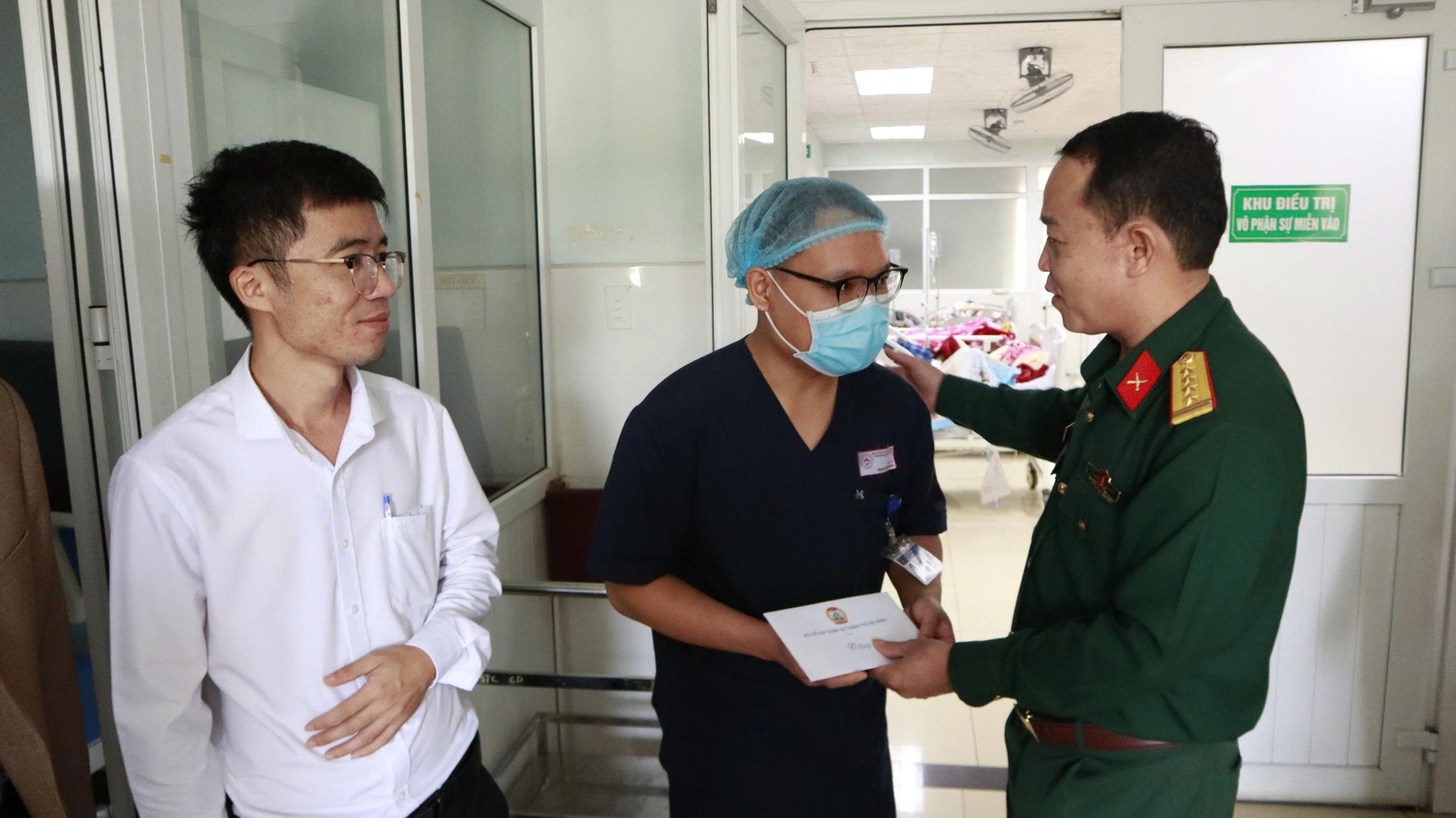 Đại tá quân đội tiết lộ khoảnh khắc chiến sĩ áo trắng và áo xanh cứu 60 mạng người - Ảnh 2. Đại tá quân đội tiết lộ khoảnh khắc chiến sĩ áo trắng và áo xanh cứu 60 mạng người - Ảnh 2.