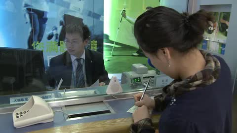 Khách hàng bị từ chối rút tiền tại ngân hàng và phản ứng gây sốc - Ảnh 1.