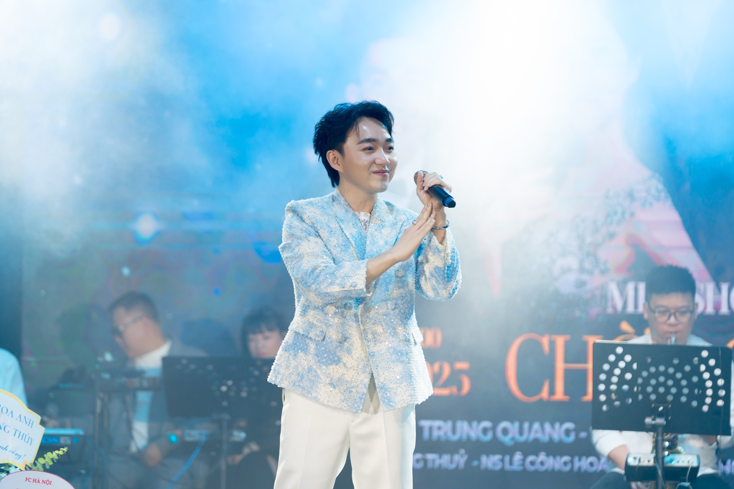 Trung Quang bùng nổ trong đêm nhạc riêng ở Hà Nội, xúc động vì chật kín khán giả - Ảnh 1.