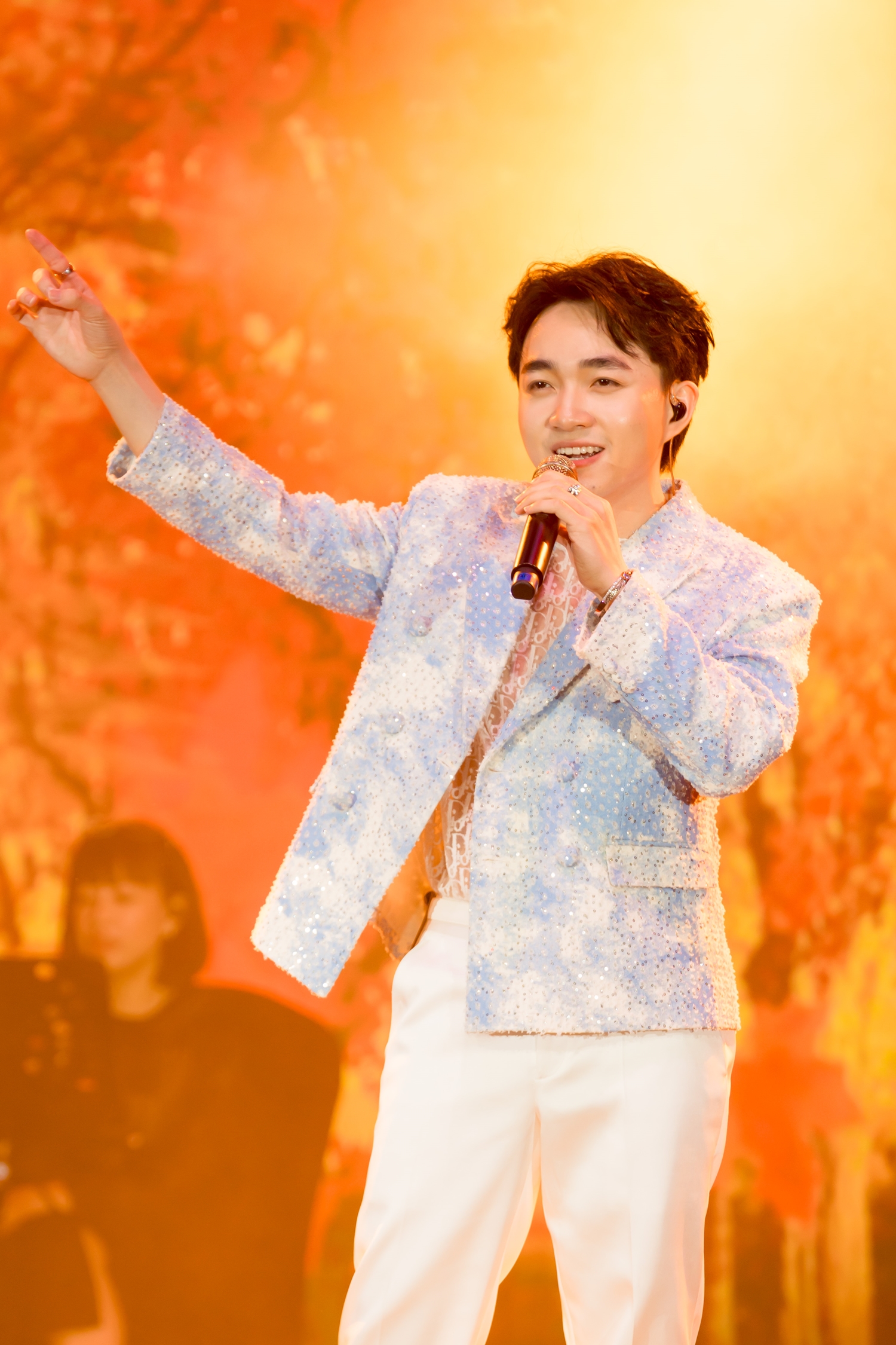 Trung Quang bùng nổ trong đêm nhạc riêng ở Hà Nội, xúc động vì chật kín khán giả - Ảnh 4.