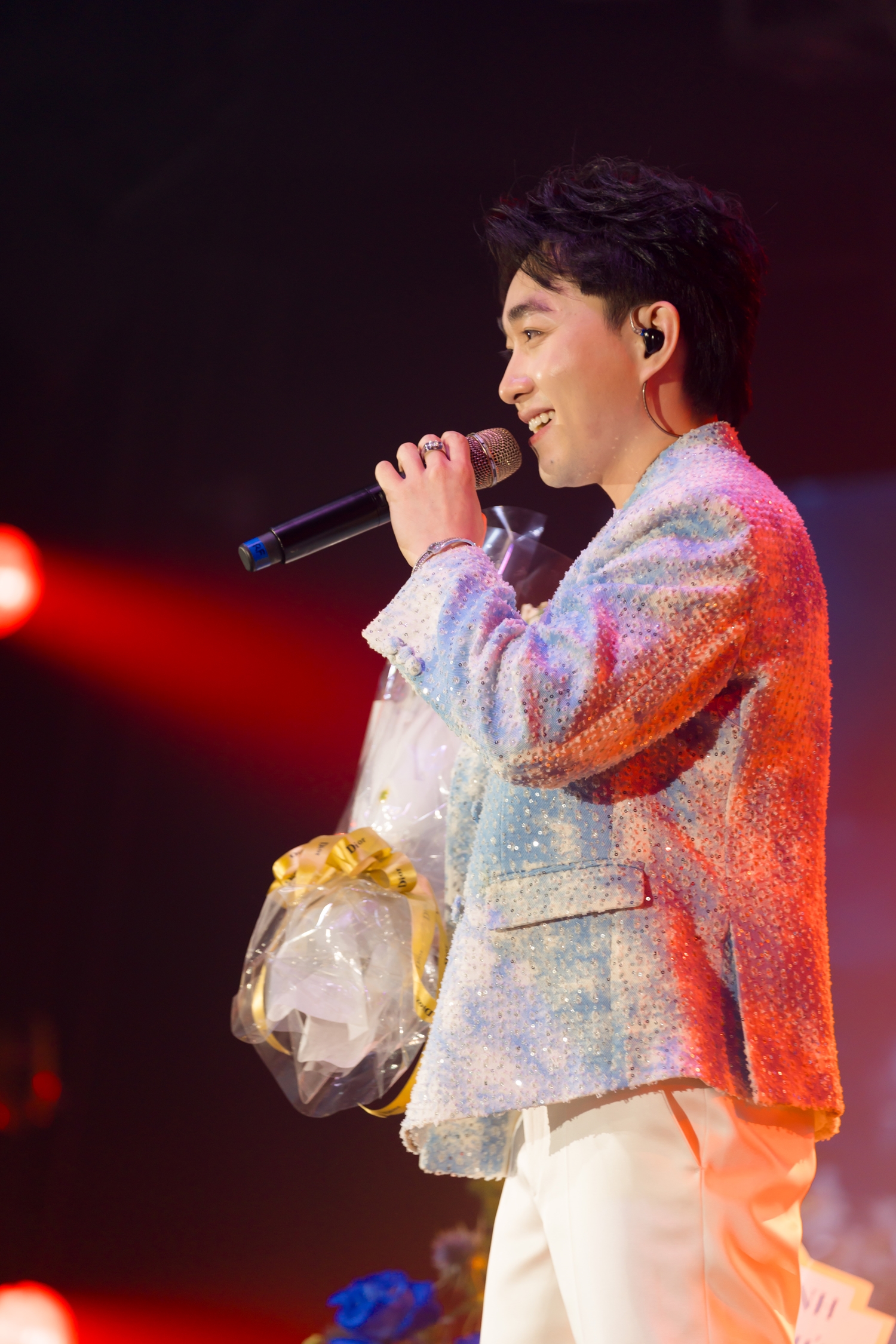 Trung Quang bùng nổ trong đêm nhạc riêng ở Hà Nội, xúc động vì chật kín khán giả - Ảnh 2.