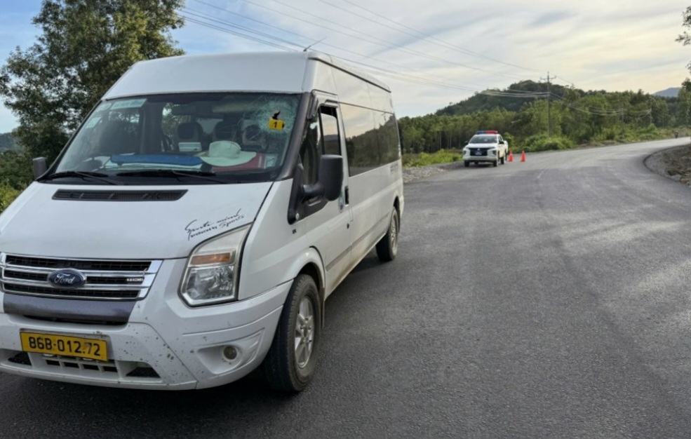 Đá rơi từ xe ben gây tai nạn giao thông nghiêm trọng , 3 du khách Nga thương vong - Ảnh 1.