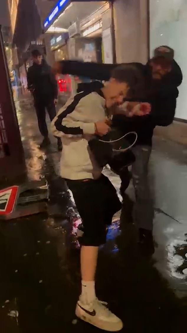 Video: Nhà vô địch võ thuật chỉ cần 1s để quật ngã gã biến thái giữa ga tàu điện- Ảnh 2.