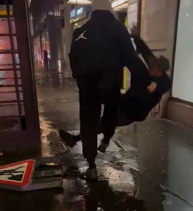 Video: Nhà vô địch võ thuật chỉ cần 1s để quật ngã gã biến thái giữa ga tàu điện- Ảnh 4.