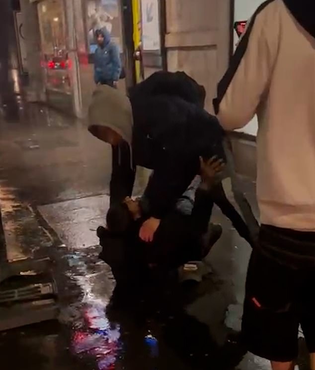 Video: Nhà vô địch võ thuật chỉ cần 1s để quật ngã gã biến thái giữa ga tàu điện- Ảnh 5.