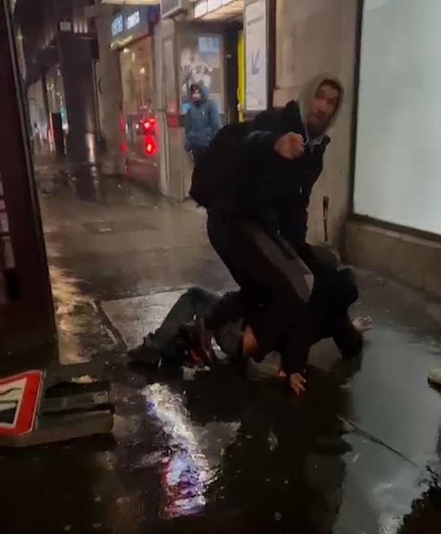 Video: Nhà vô địch võ thuật chỉ cần 1s để quật ngã gã biến thái giữa ga tàu điện- Ảnh 6.