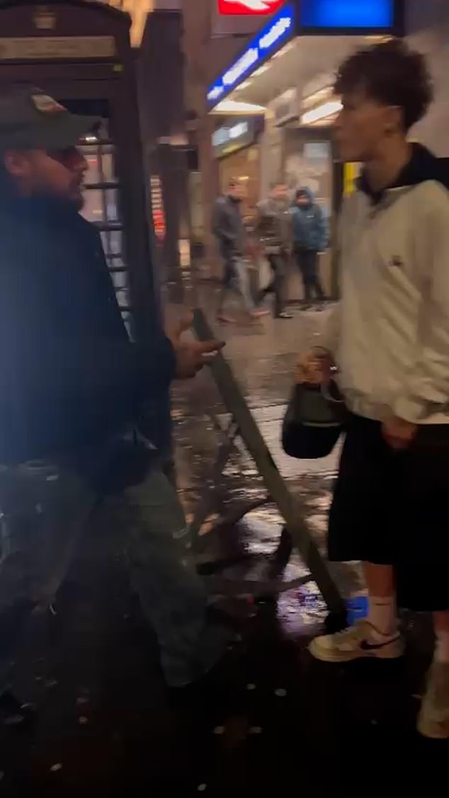 Video: Nhà vô địch võ thuật chỉ cần 1s để quật ngã gã biến thái giữa ga tàu điện- Ảnh 1.