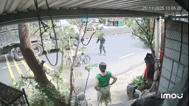 Nguyễn Mai Thi - chàng lính cứu hỏa liều mình cứu nữ sinh 17 tuổi trước mũi xe container mất lái- Ảnh 1.