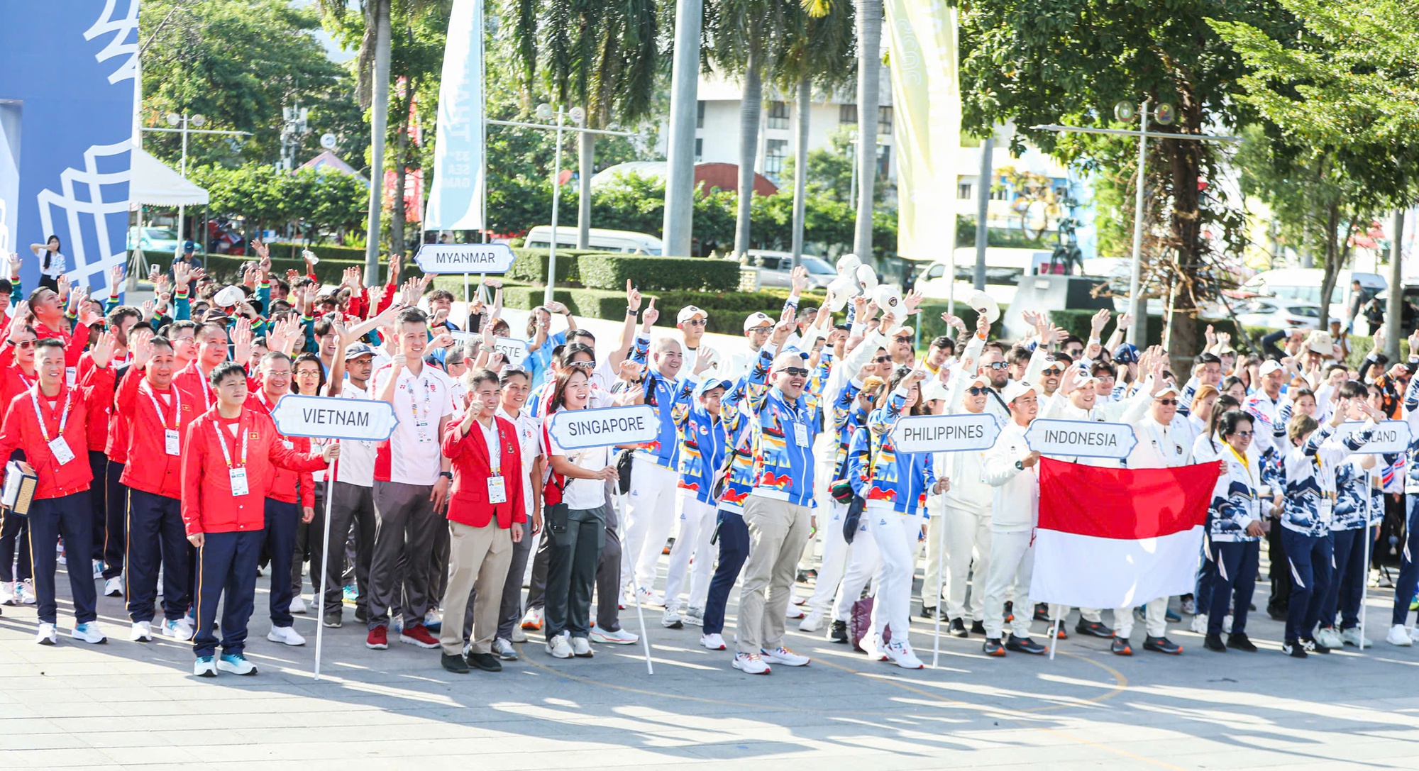 Quốc kì Việt Nam tung bay trên bầu trời Bangkok trong lễ thượng cờ SEA Games 33- Ảnh 8.