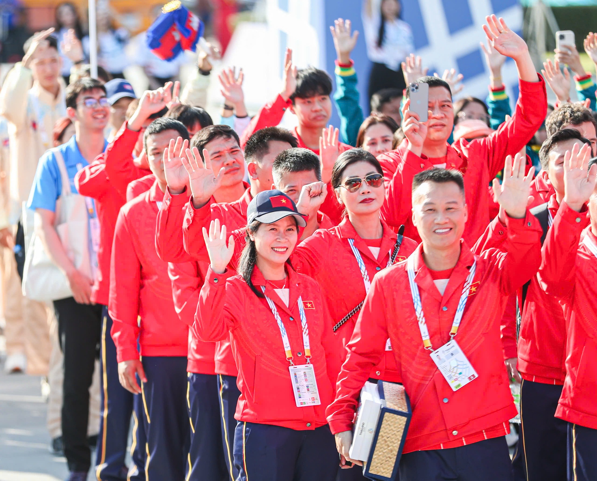 Quốc kì Việt Nam tung bay trên bầu trời Bangkok trong lễ thượng cờ SEA Games 33- Ảnh 5.