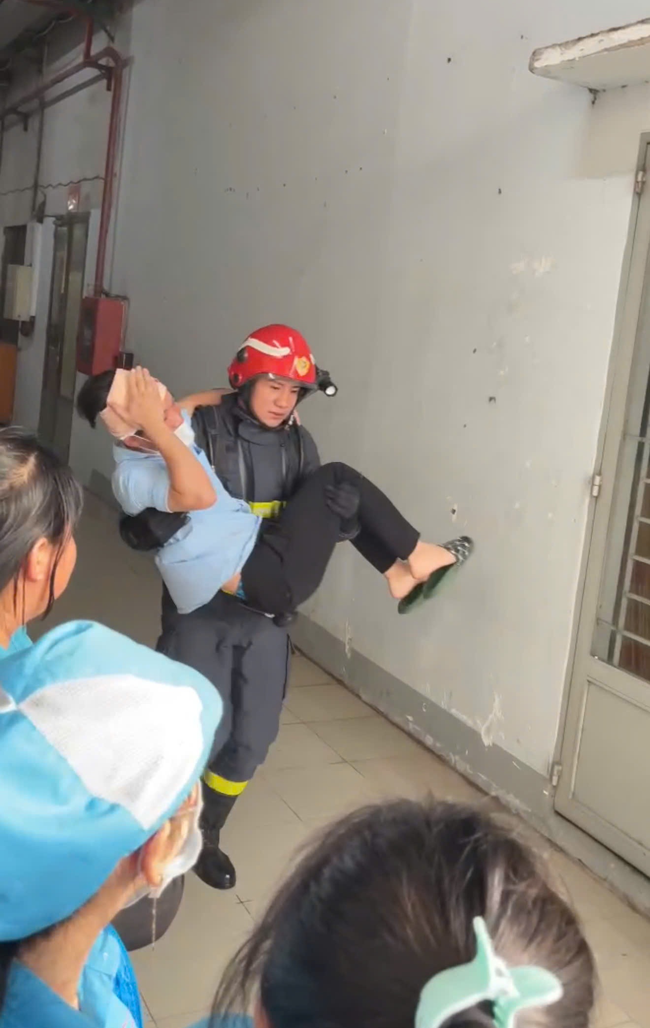 Nguyễn Mai Thi - chàng lính cứu hỏa liều mình cứu nữ sinh 17 tuổi trước mũi xe container mất lái- Ảnh 6.