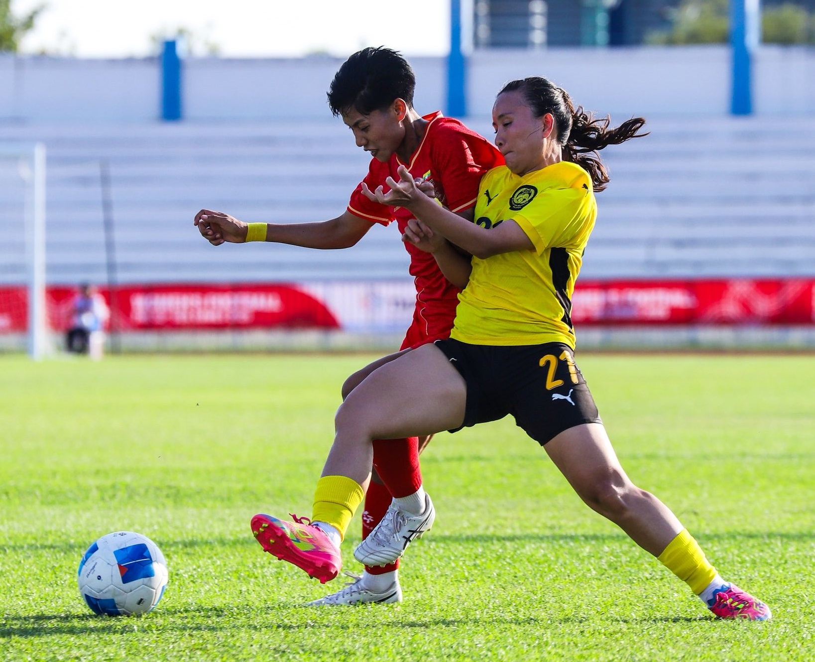 Thua 2 trận, thủng lưới 10 bàn, tuyển Malaysia xem như bị loại khỏi SEA Games - Ảnh 1.