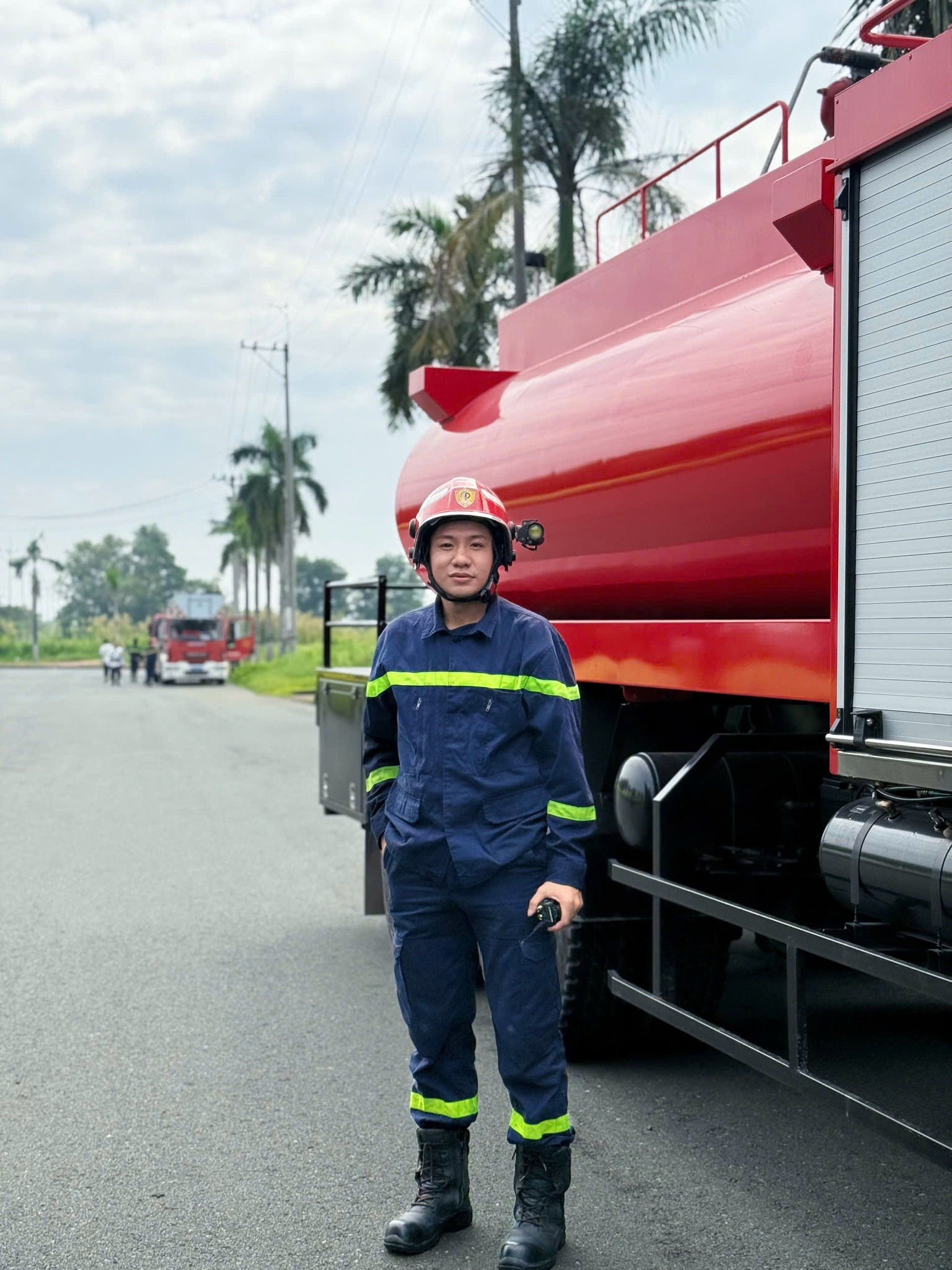 Nguyễn Mai Thi - chàng lính cứu hỏa liều mình cứu nữ sinh 17 tuổi trước mũi xe container mất lái- Ảnh 3.