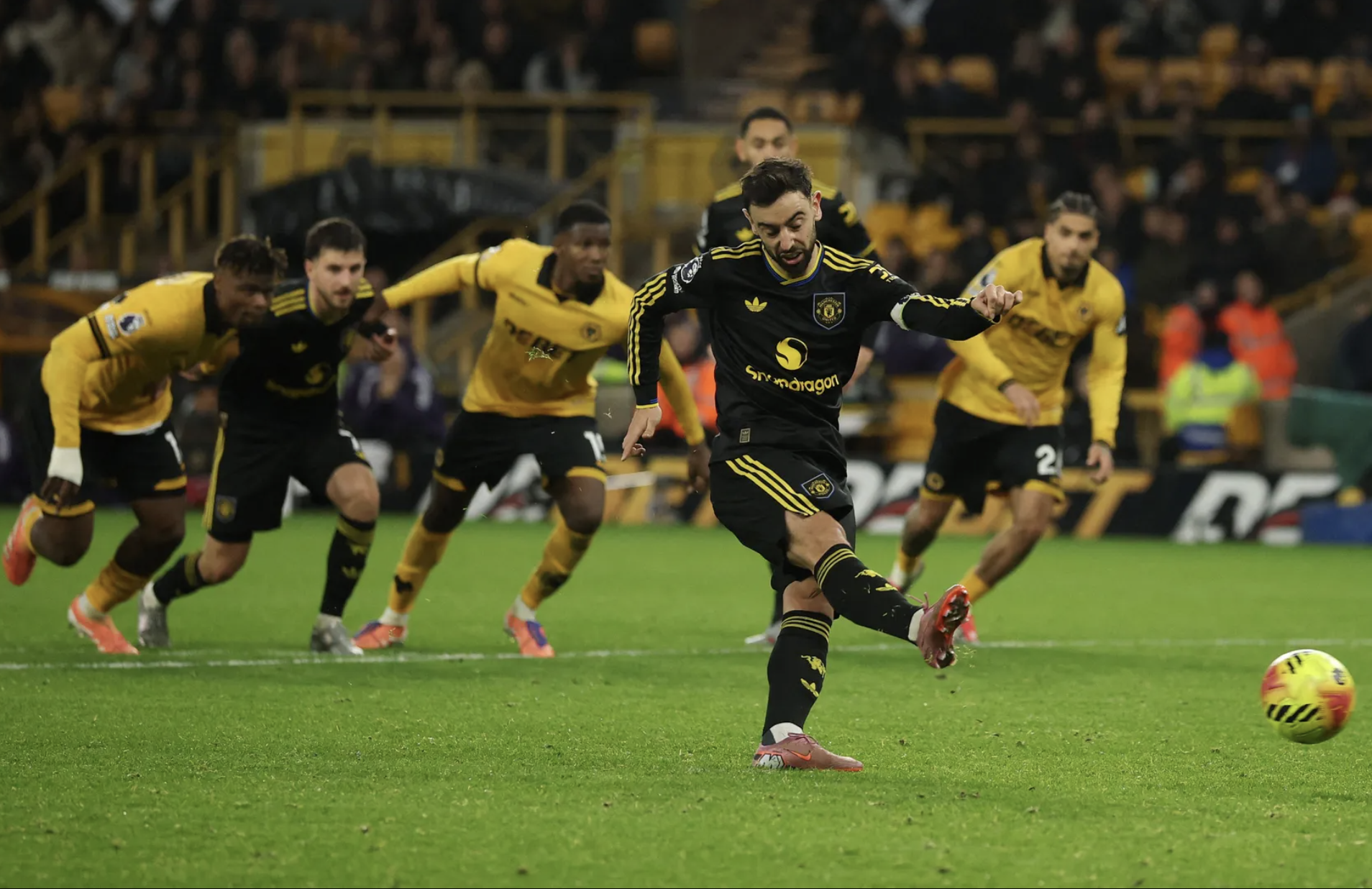 Bruno Fernandes lập cú đúp, Man United thắng tưng bừng tại Molineux - Ảnh 7.