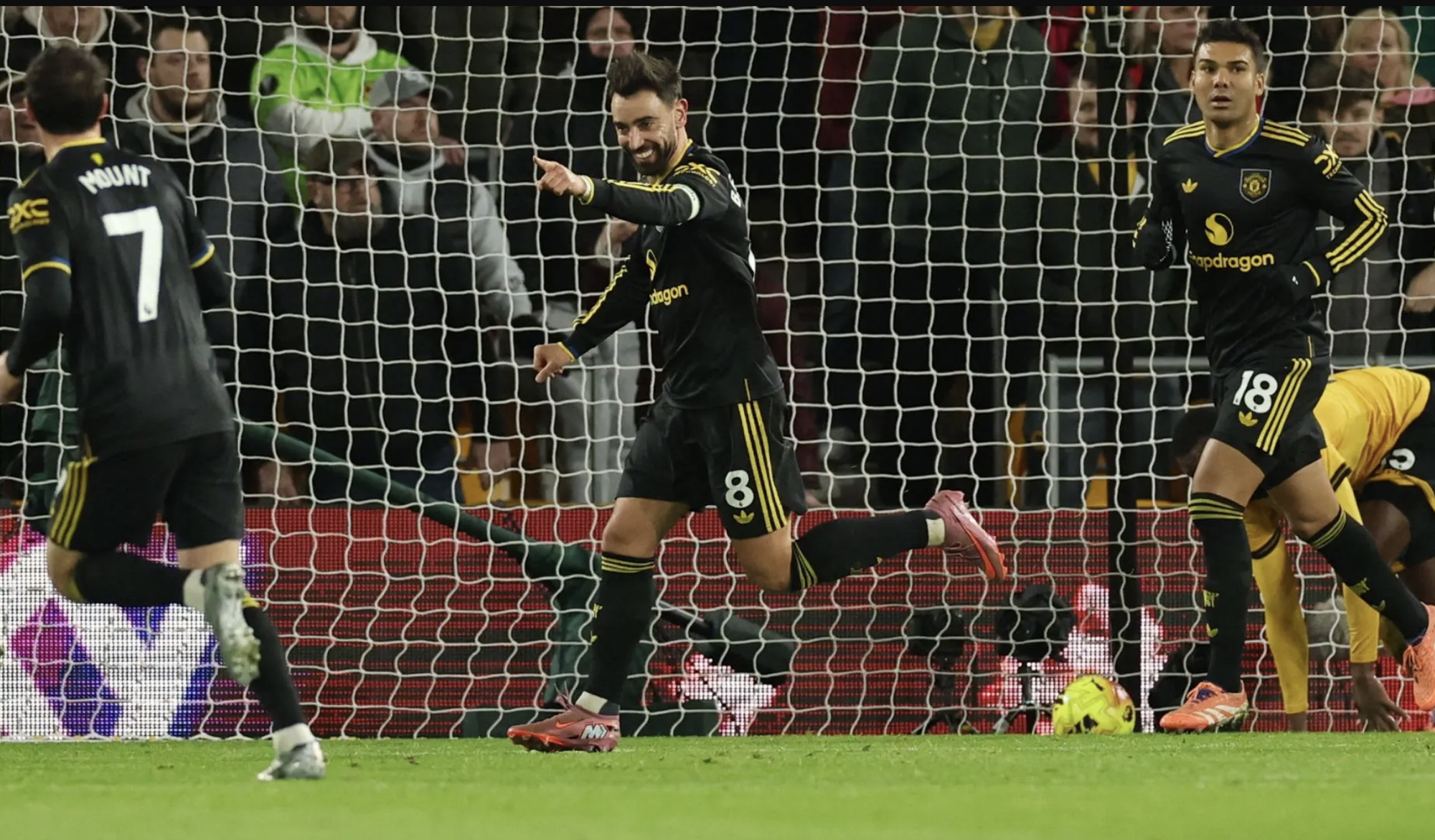 Bruno Fernandes lập cú đúp, Man United thắng tưng bừng tại Molineux - Ảnh 3.