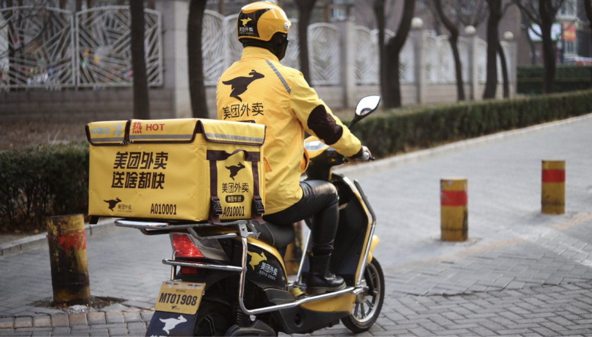 Shipper phát hiện gối lạ bên đường, cứu sống cô gái mắc kẹt - Ảnh 2.