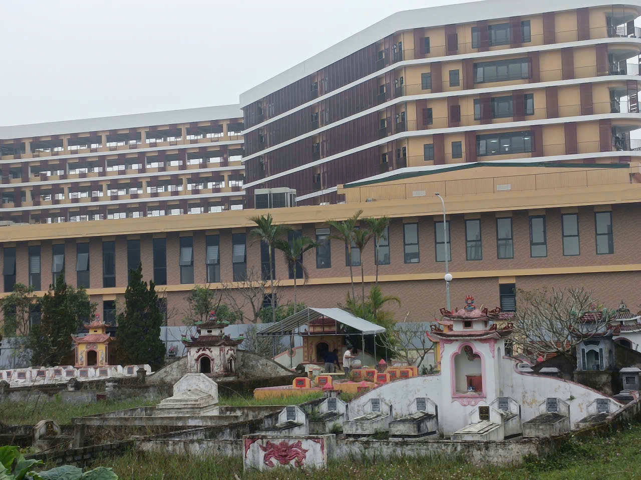 Bệnh viện Ung bướu Nghệ An sát nghĩa trang: Ám ảnh cho bệnh nhân - Ảnh 3. Bệnh viện Ung bướu Nghệ An sát nghĩa trang: Ám ảnh cho bệnh nhân - Ảnh 3.