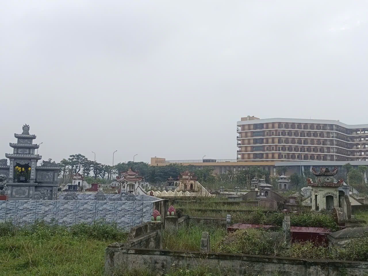 Bệnh viện Ung bướu Nghệ An sát nghĩa trang: Ám ảnh cho bệnh nhân - Ảnh 5. Bệnh viện Ung bướu Nghệ An sát nghĩa trang: Ám ảnh cho bệnh nhân - Ảnh 5.