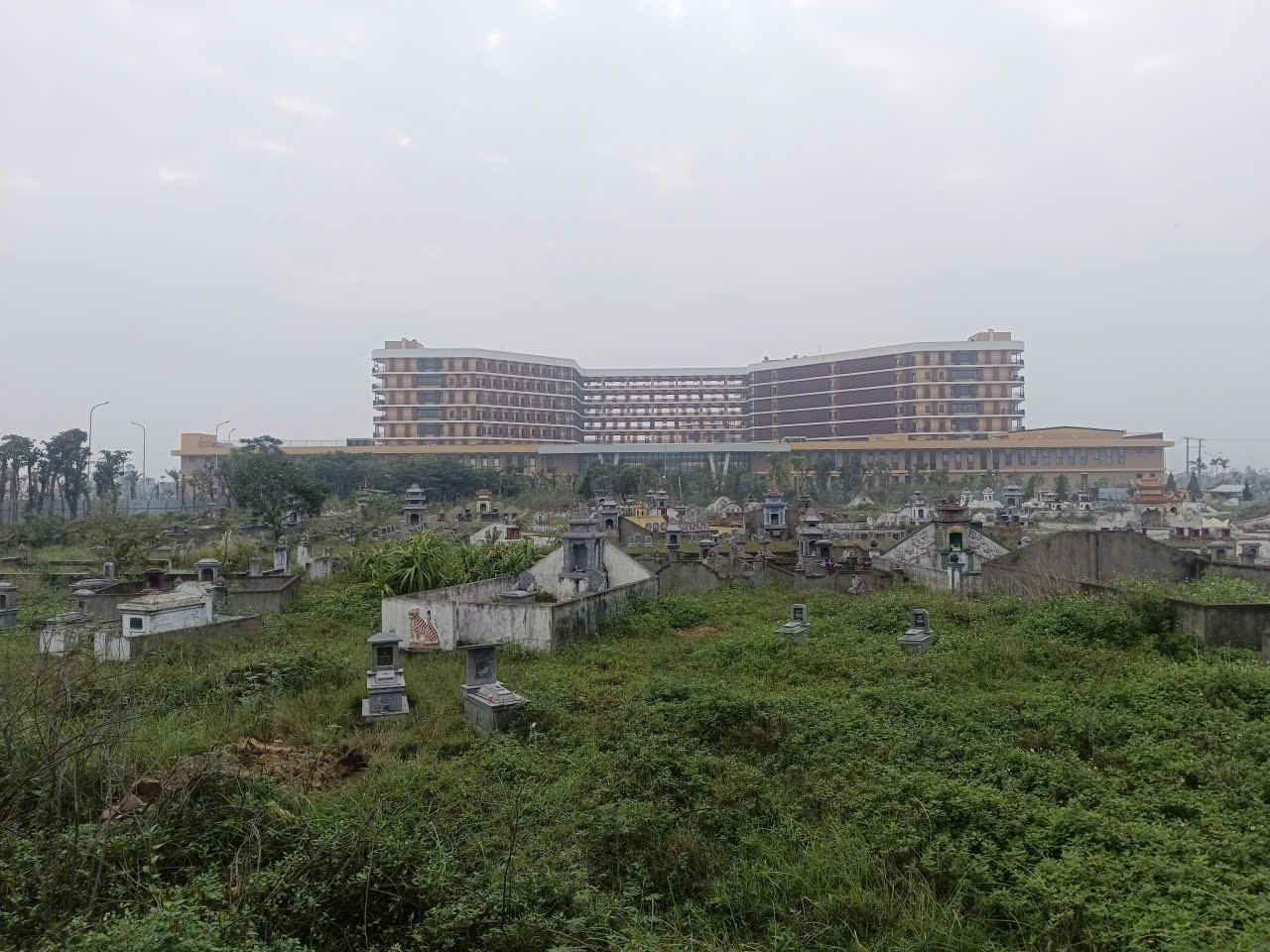 Bệnh viện Ung bướu Nghệ An sát nghĩa trang: Ám ảnh cho bệnh nhân - Ảnh 9. Bệnh viện Ung bướu Nghệ An sát nghĩa trang: Ám ảnh cho bệnh nhân - Ảnh 9.