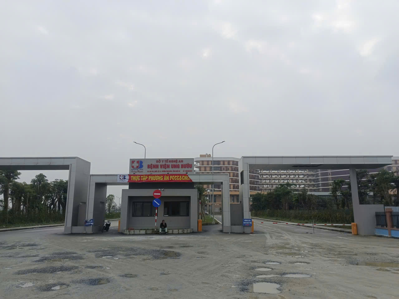 Bệnh viện Ung bướu Nghệ An sát nghĩa trang: Ám ảnh cho bệnh nhân - Ảnh 7. Bệnh viện Ung bướu Nghệ An sát nghĩa trang: Ám ảnh cho bệnh nhân - Ảnh 7.