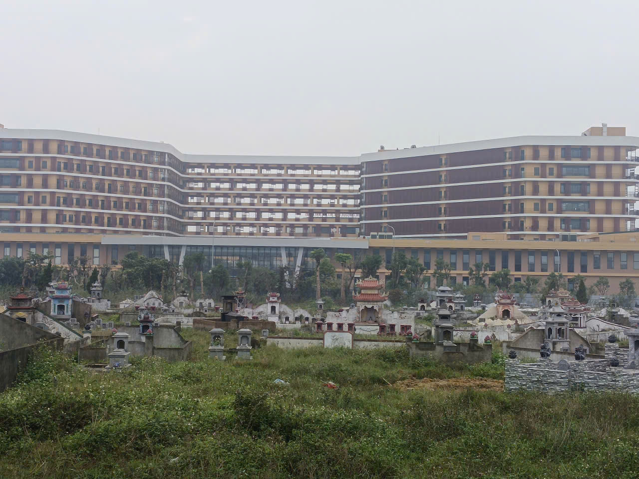 Bệnh viện Ung bướu Nghệ An sát nghĩa trang: Ám ảnh cho bệnh nhân - Ảnh 1. Bệnh viện Ung bướu Nghệ An sát nghĩa trang: Ám ảnh cho bệnh nhân - Ảnh 1.