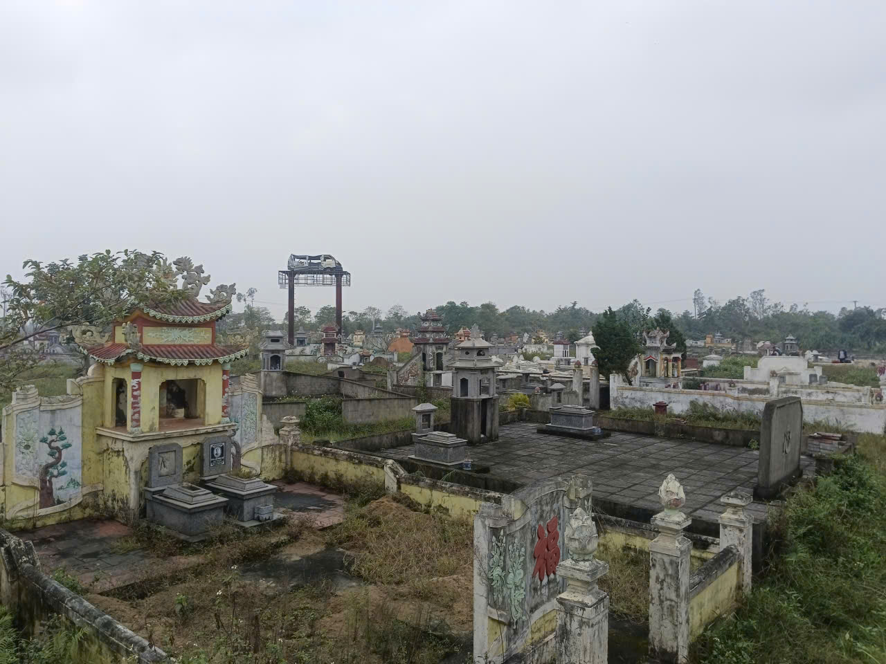 Bệnh viện Ung bướu Nghệ An sát nghĩa trang: Ám ảnh cho bệnh nhân - Ảnh 4. Bệnh viện Ung bướu Nghệ An sát nghĩa trang: Ám ảnh cho bệnh nhân - Ảnh 4.