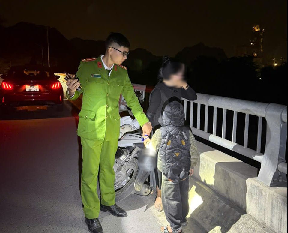 Chồng chết , người vợ trẻ ôm con trai nhảy cầu tự tử nhưng được cứu kịp thời - Ảnh 2.