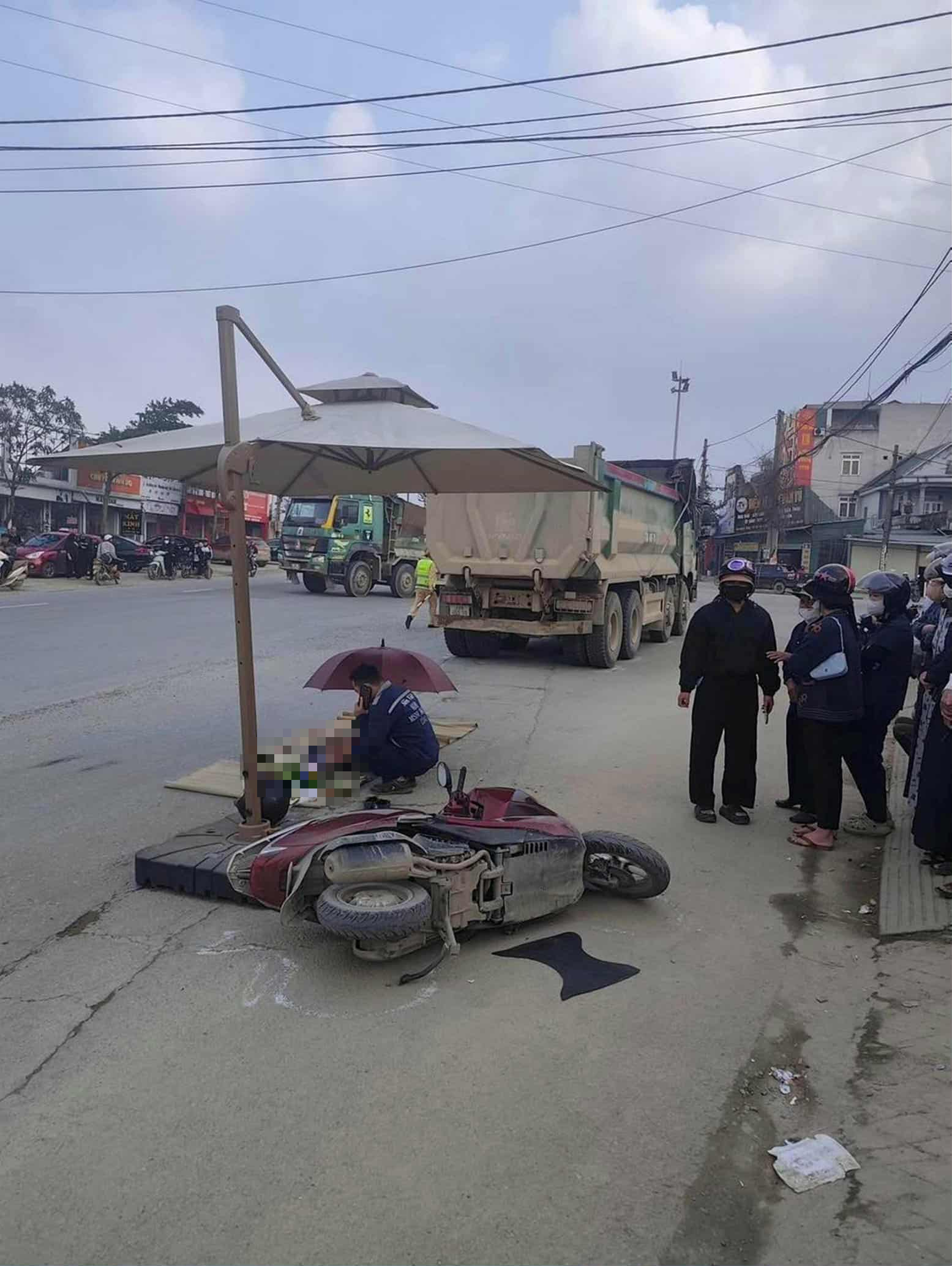 Va chạm xe tải , người phụ nữ điều khiển xe máy tử vong thương tâm trong tai nạn giao thông - Ảnh 1.
